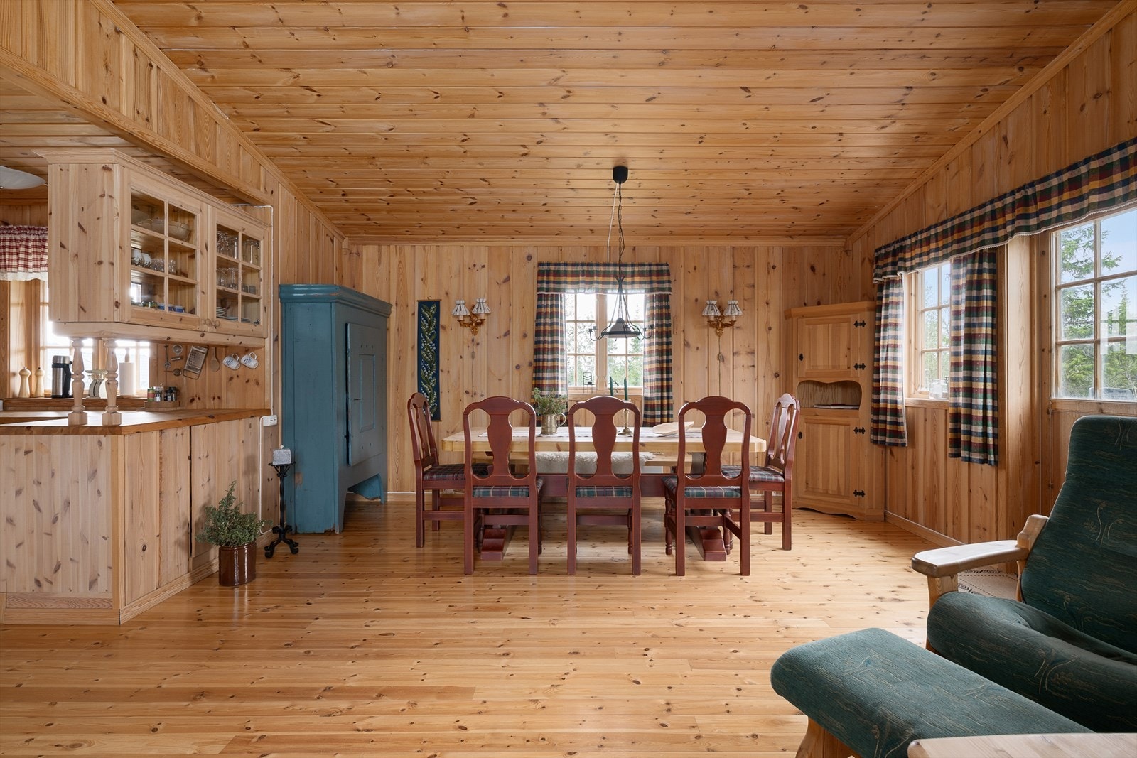 Fra stua er det dør ut til terrassen der du kan nyte sola og frisk fjelluft. Galleribilde