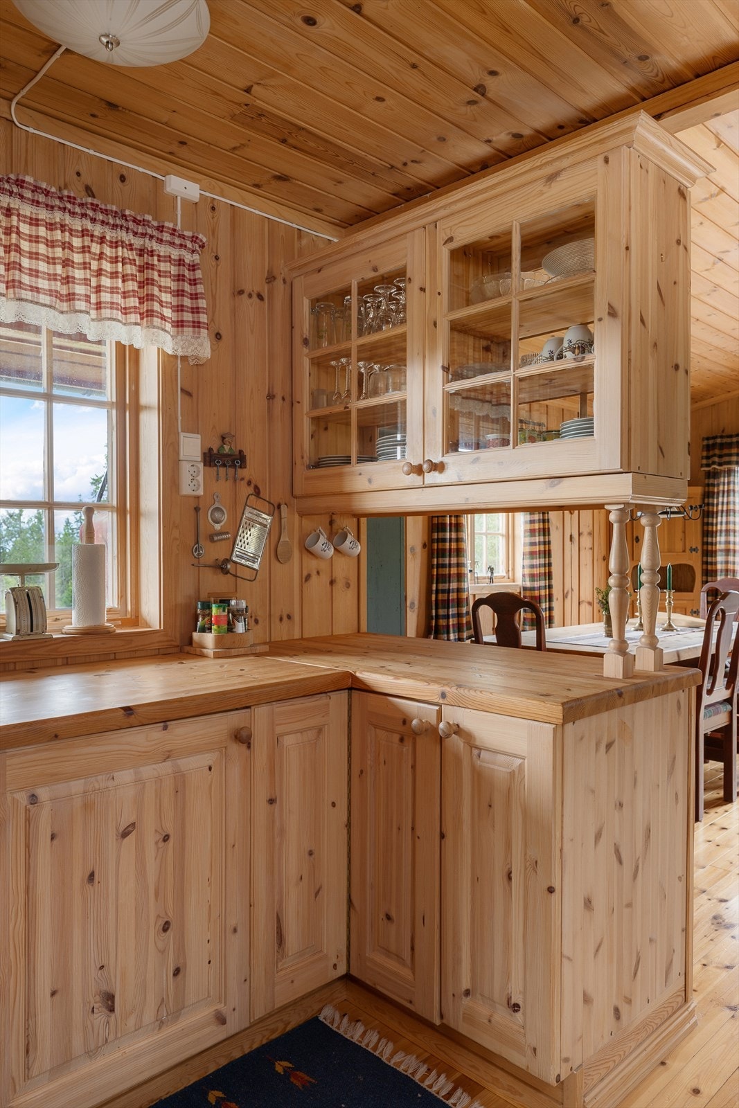 Innredningen har lett profilerte fronter. Galleribilde