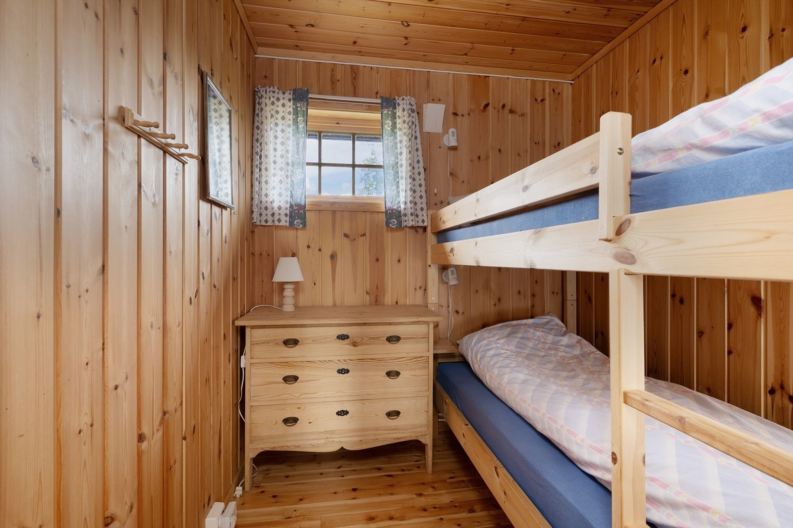 Soverom 2 er innredet med familiekøye. Galleribilde