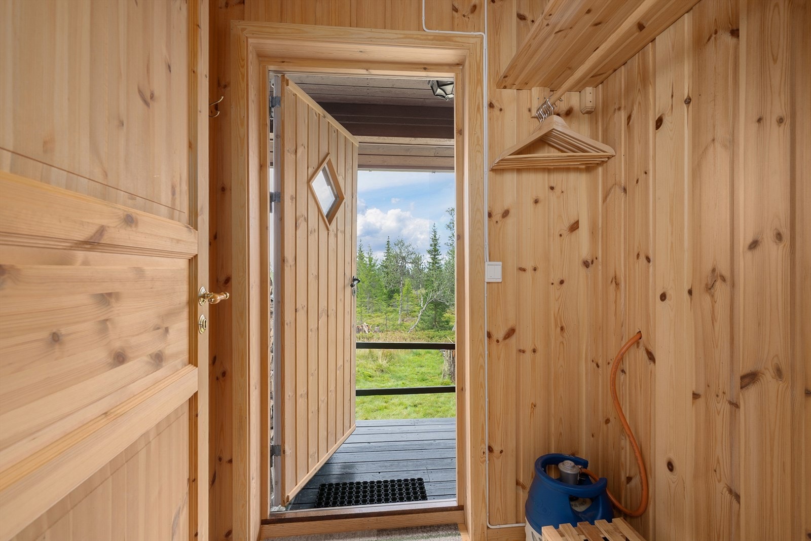 Praktisk inngangsparti med oppheng for yttertøy og sko. Galleribilde