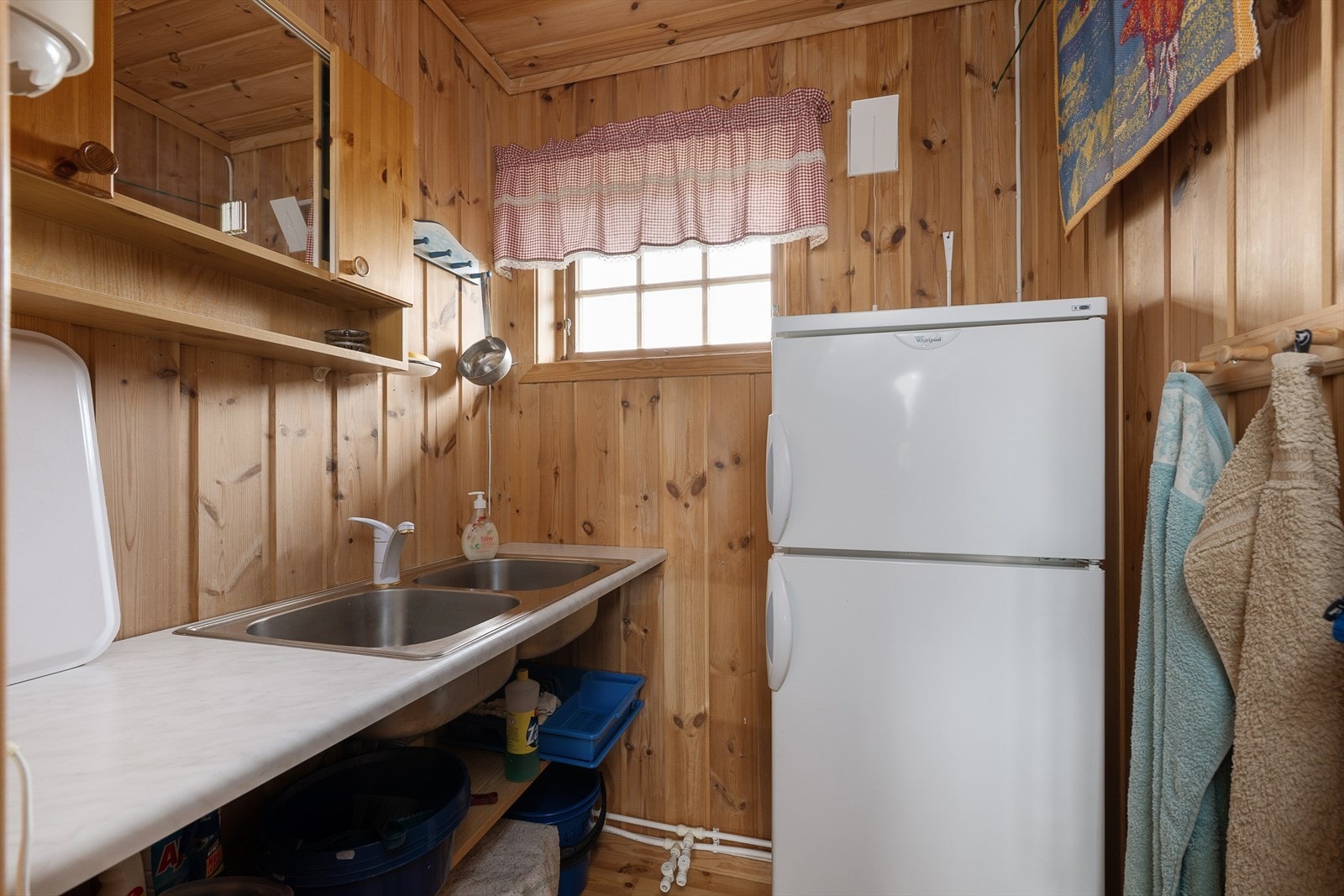 Vaskekum plassert sammen med komfyr og kjøleskap. Galleribilde