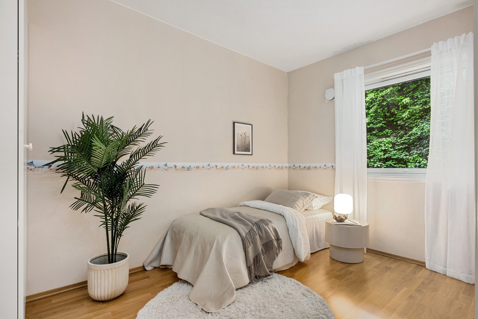 Soverom nummer to er noe mindre, har tapet på vegg og egner seg godt som barnerom eller gjesterom. Galleribilde