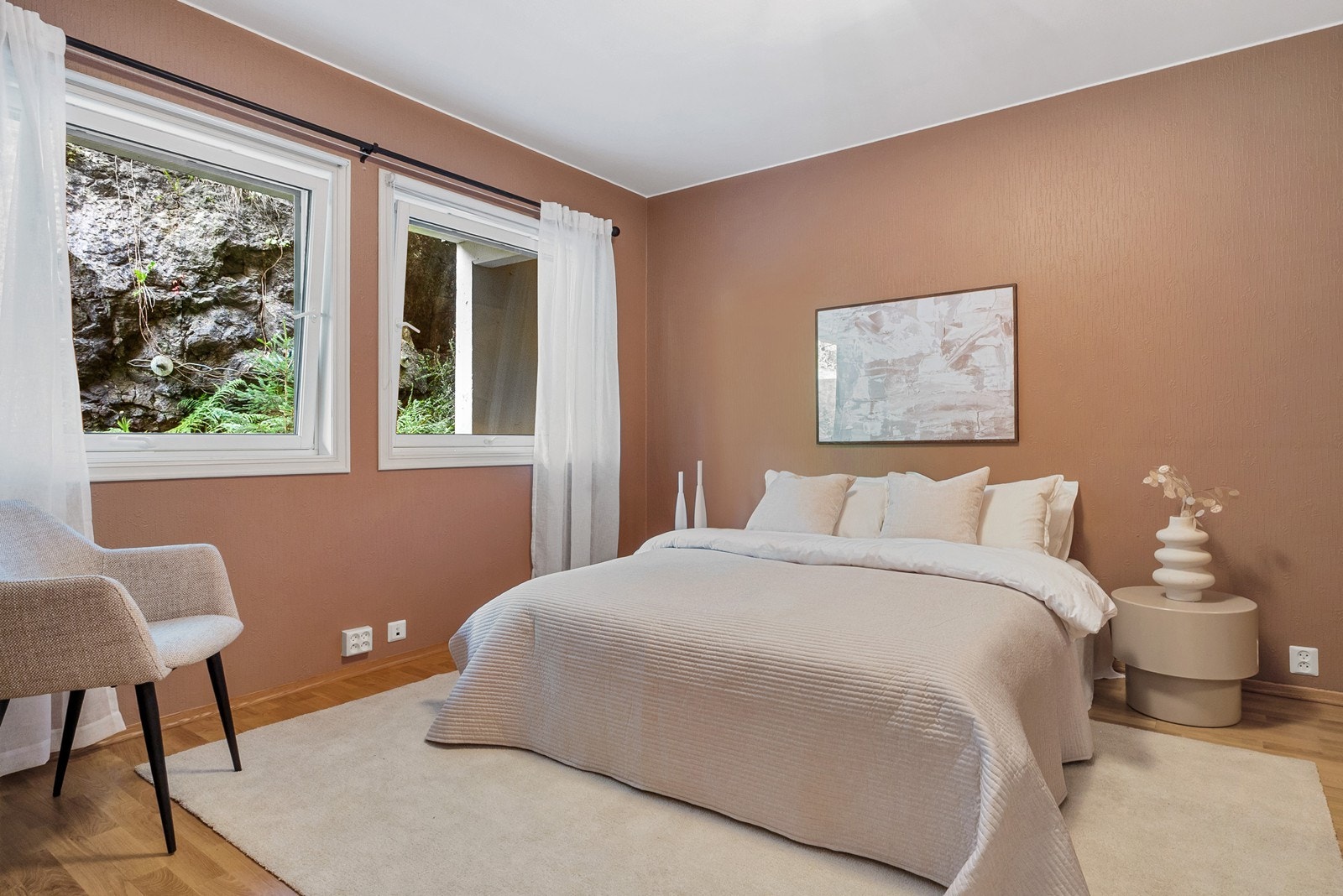 Leiligheten har to soverom, begge adskilt fra oppholdsrommene med adkomst fra gangen. De vender mot øst og er dermed skjermet for kveldssolen. Galleribilde