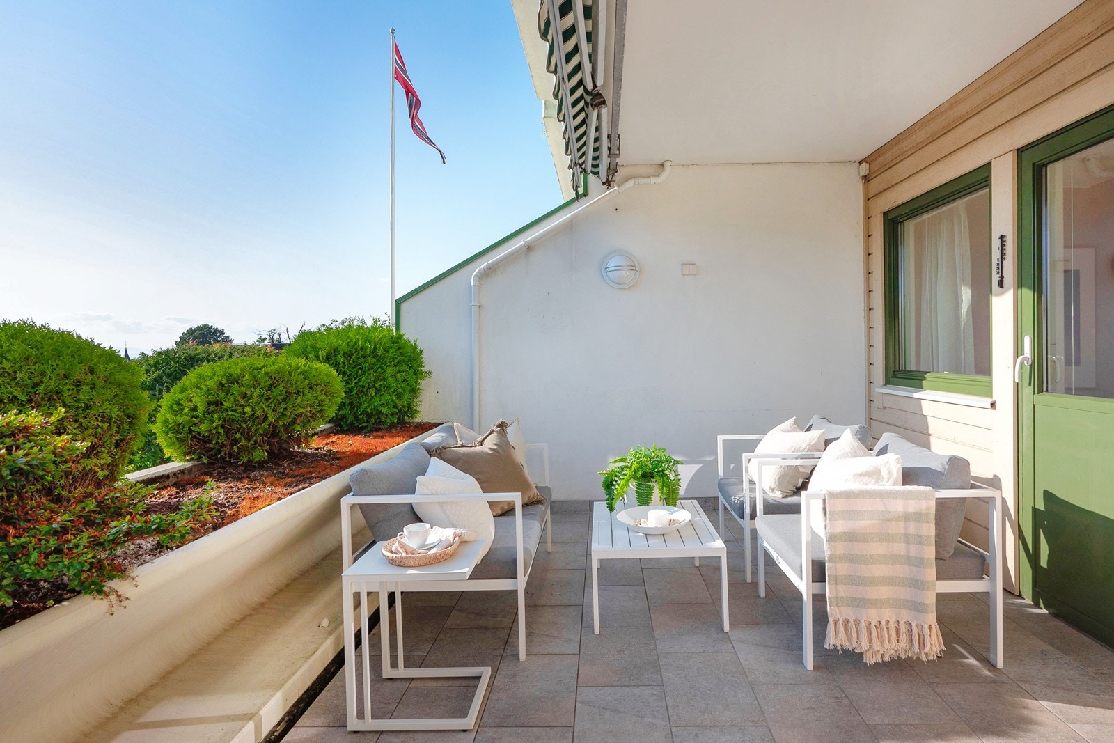 Uteplassen er skjermet, og markise skjermer for solen på de varmeste sommerdagene. Galleribilde