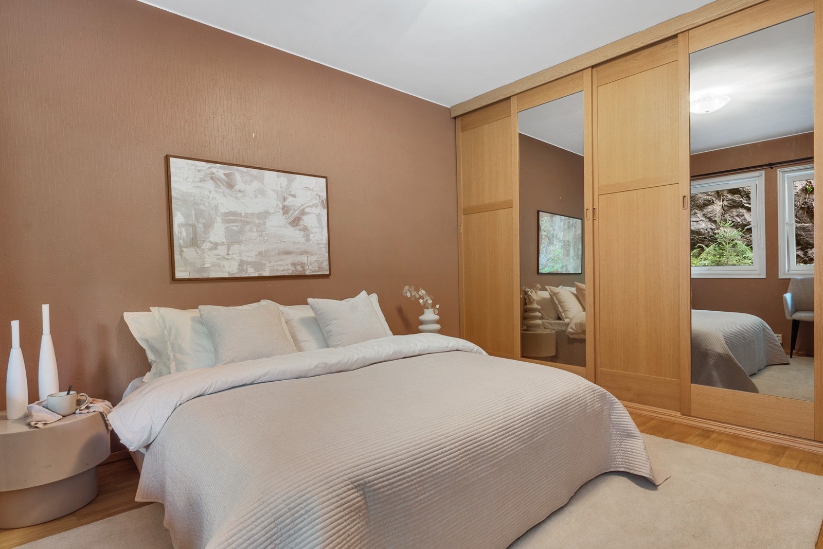 Hovedsoverommet er romslig, har store vinduer og en stor skyvedørsgarderobe som gir rikelig med oppbevaringsplass. Galleribilde