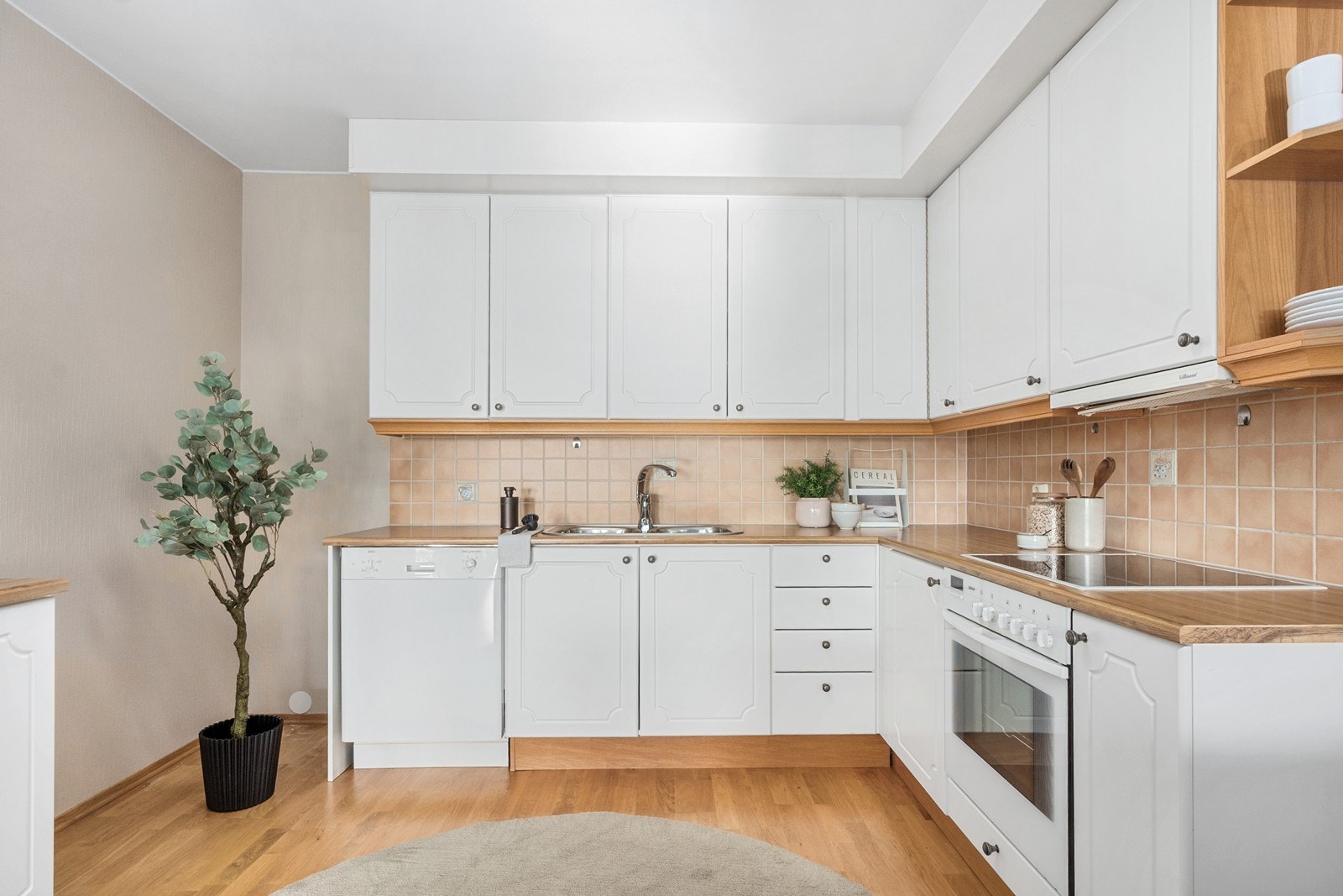 Av hvitevarer medfølger integrert platetopp og stekeovn, samt frittstående oppvaskmaskin. Galleribilde