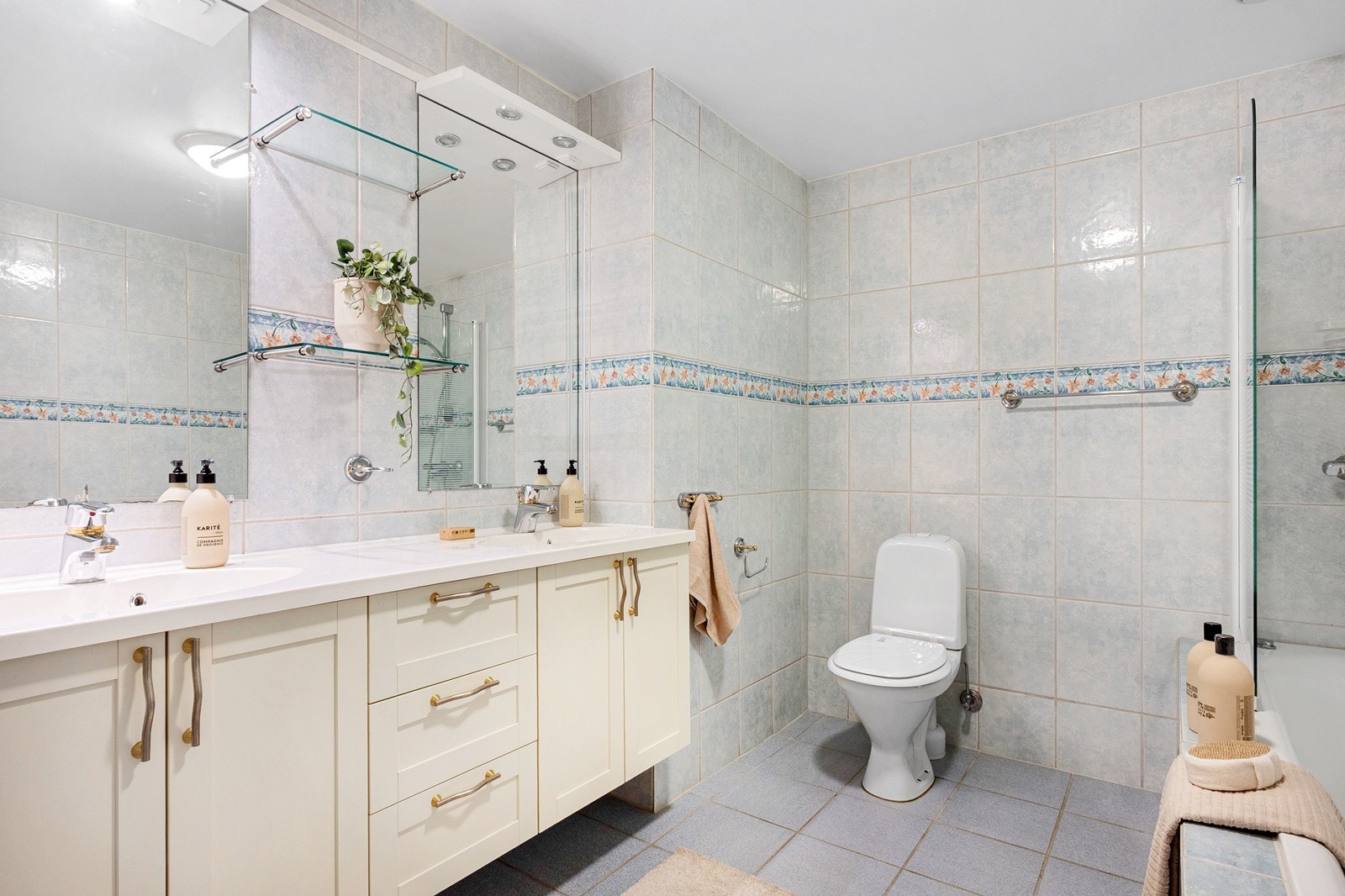 Badet er antatt fra byggeåret 2000 og har flislagte vegger, slettmalt himling og flislagt gulv med gulvvarme. Innredningen består av gulvfestet toalett, servantskap med helstøpt benkeplate og to nedfelte servantkummer. Galleribilde