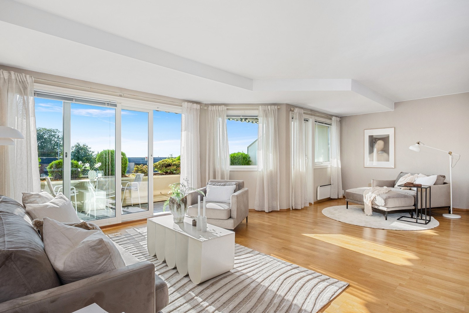 En stor og åpen 3-roms selveierleilighet beliggende i høy 1. etasje på populære Jeløy Fjordterrasse. Galleribilde