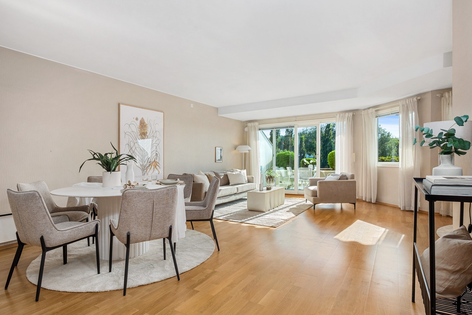 Store vindusflater mot vest som gir rikelig med naturlig lys og en luftig romfølelse. Galleribilde