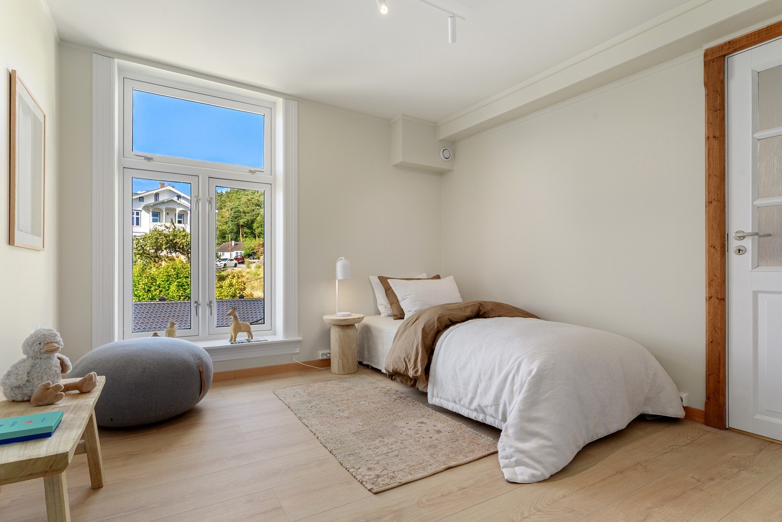 Soverom 2 med dør til omkledningsrom Galleribilde