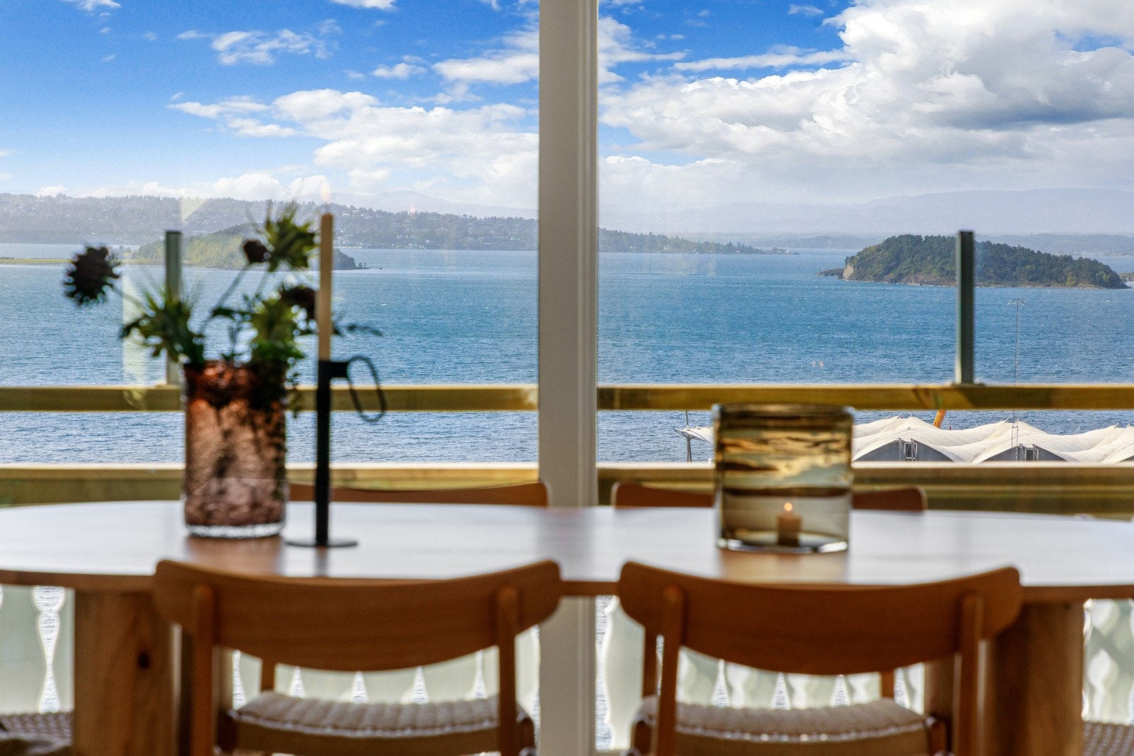 Velkommen til en spektakulær toppleilighet med egen gårdsplass og garasje Galleribilde