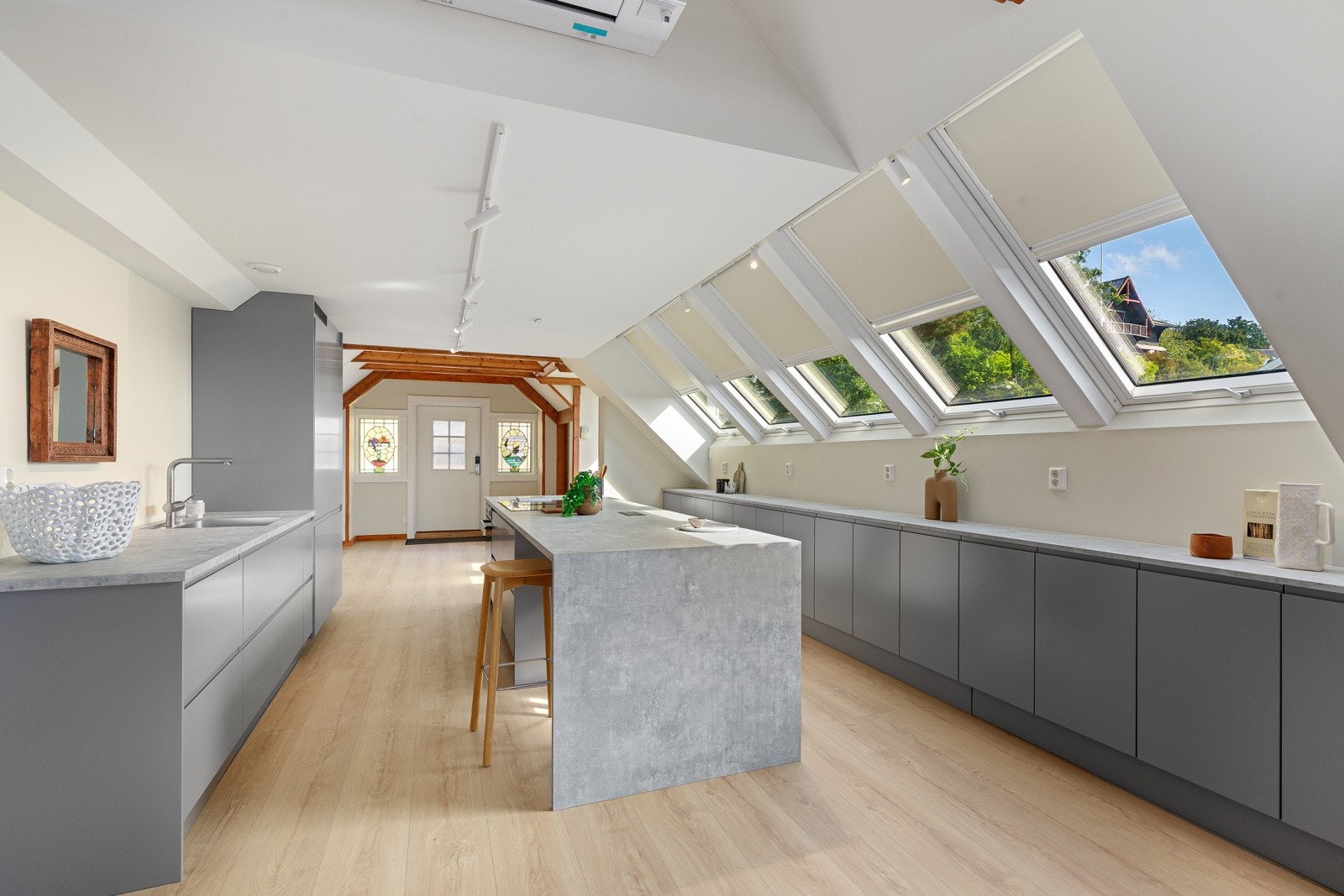 Rikelig med innredning og helt nye takvinduer Galleribilde