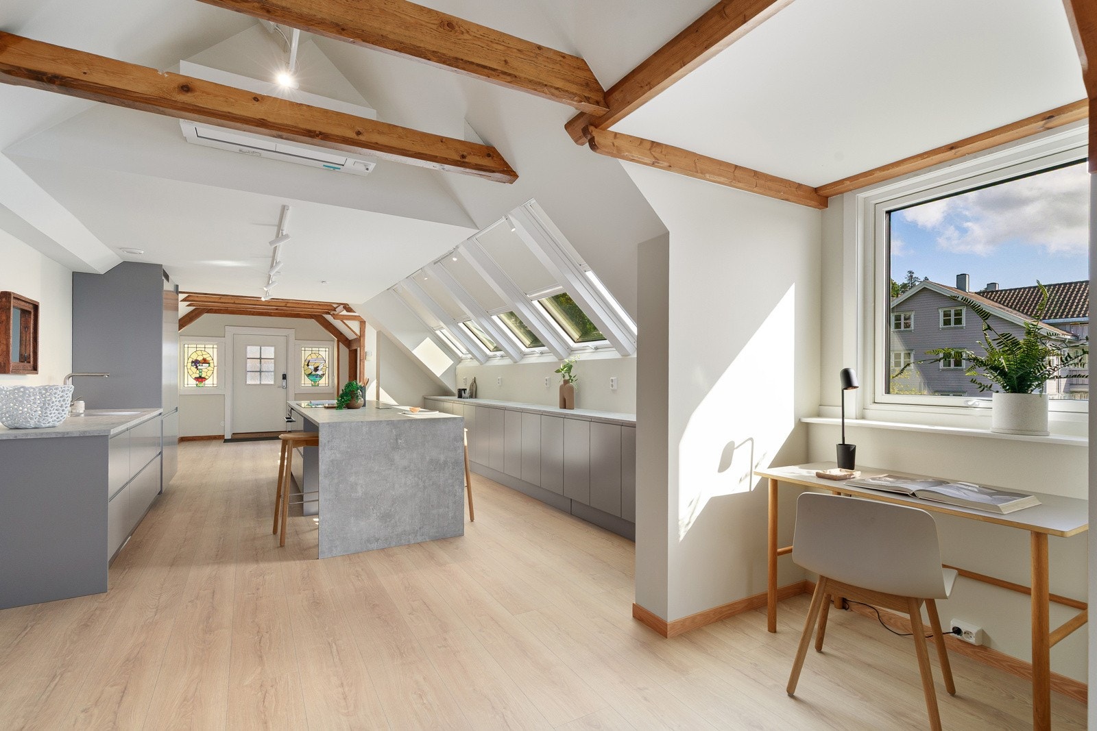 To helt nye luft-til-luft varmepumper diskret plassert oppunder himlingen Galleribilde