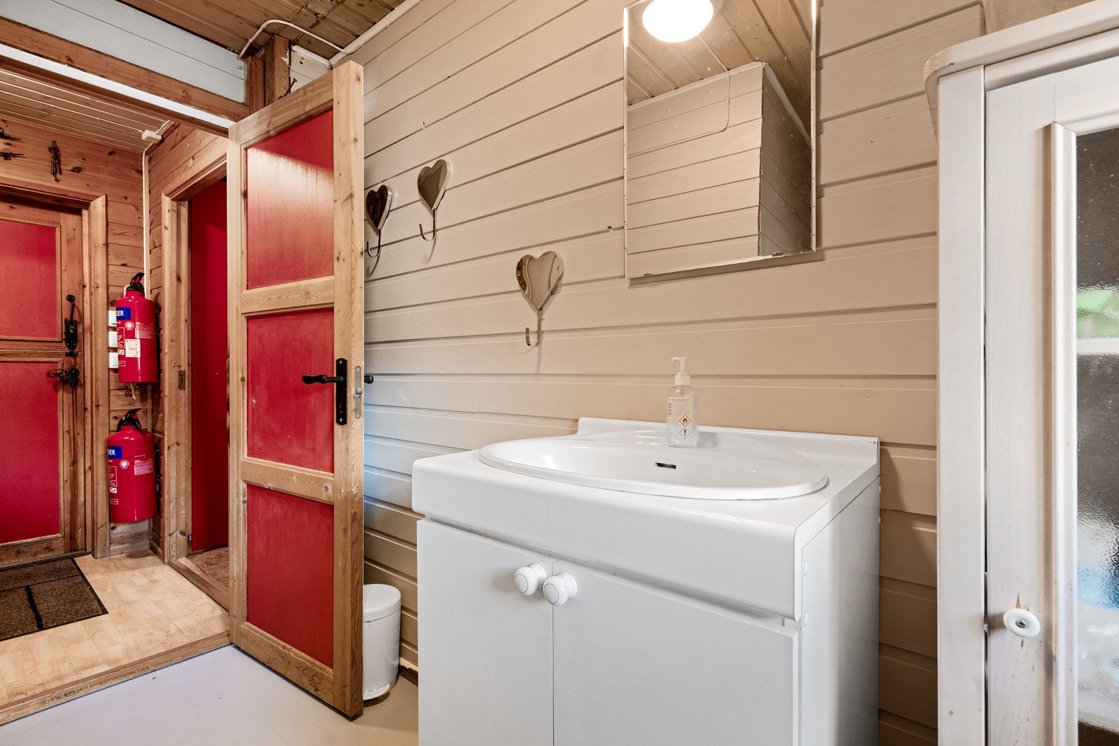 Baderom med vask og snurredo. Galleribilde