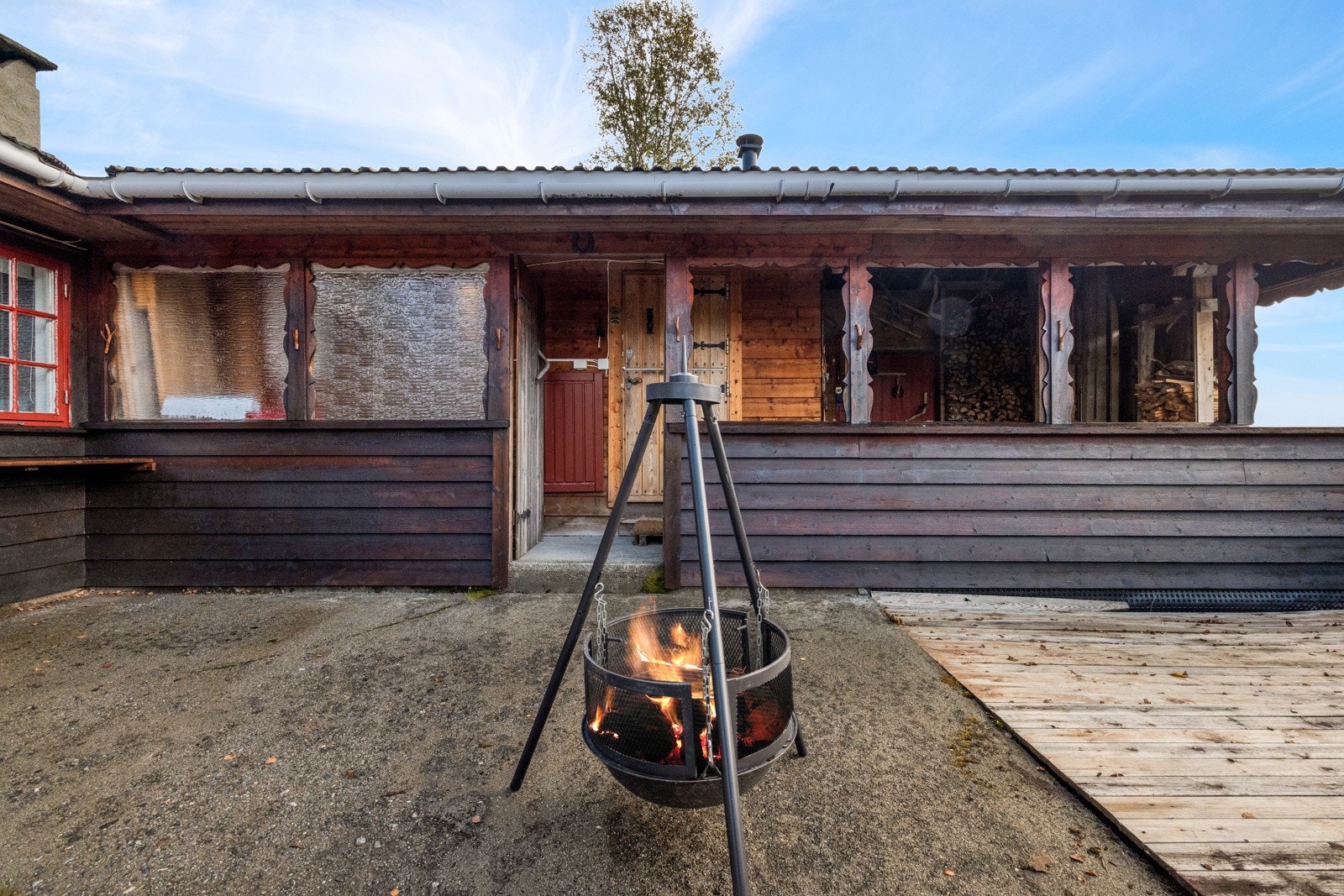 Hytten har overbygget terrasse og stor markterrasse. Galleribilde