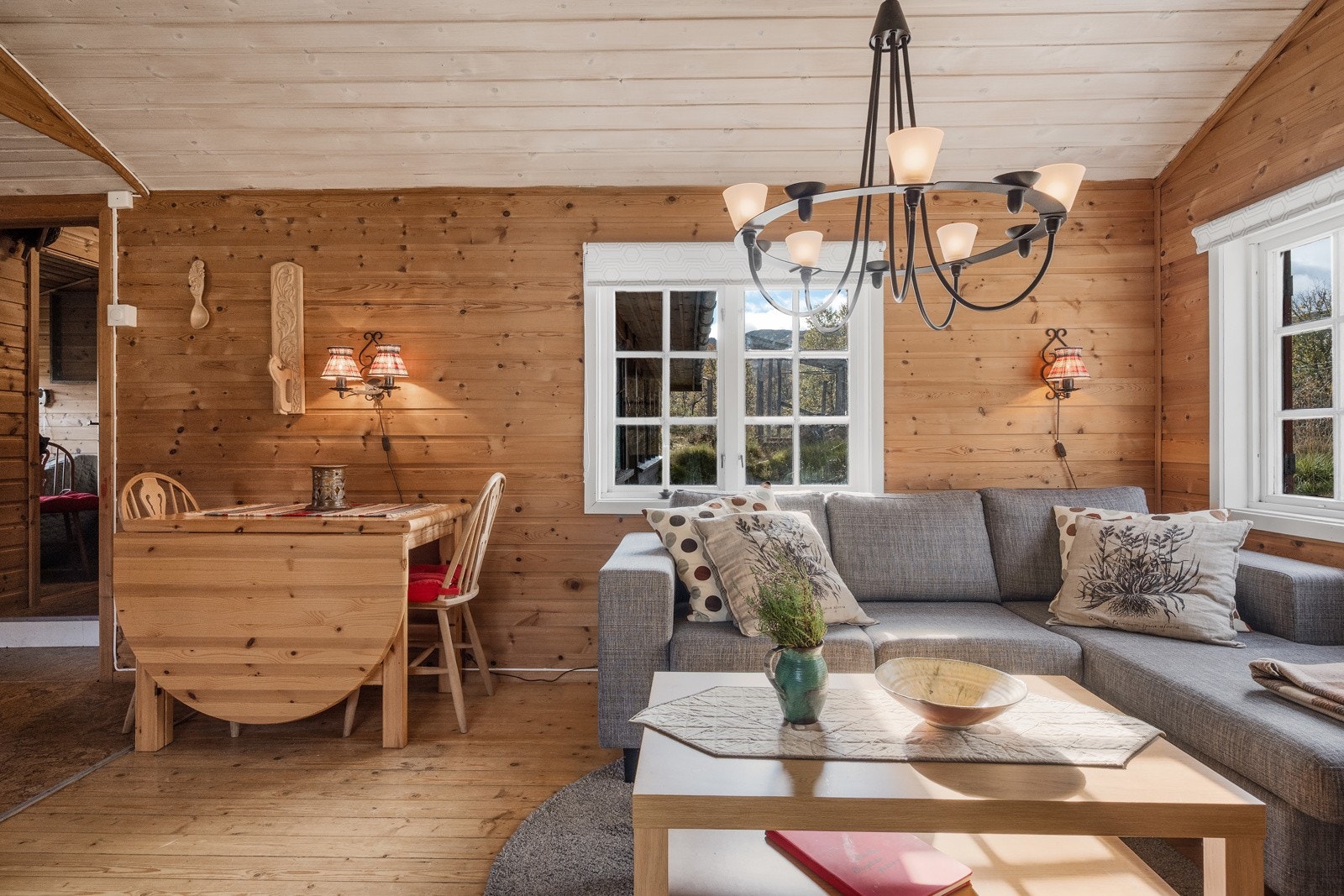 Plass til å møblere med spisebord og hyggelig sittegruppe. Galleribilde