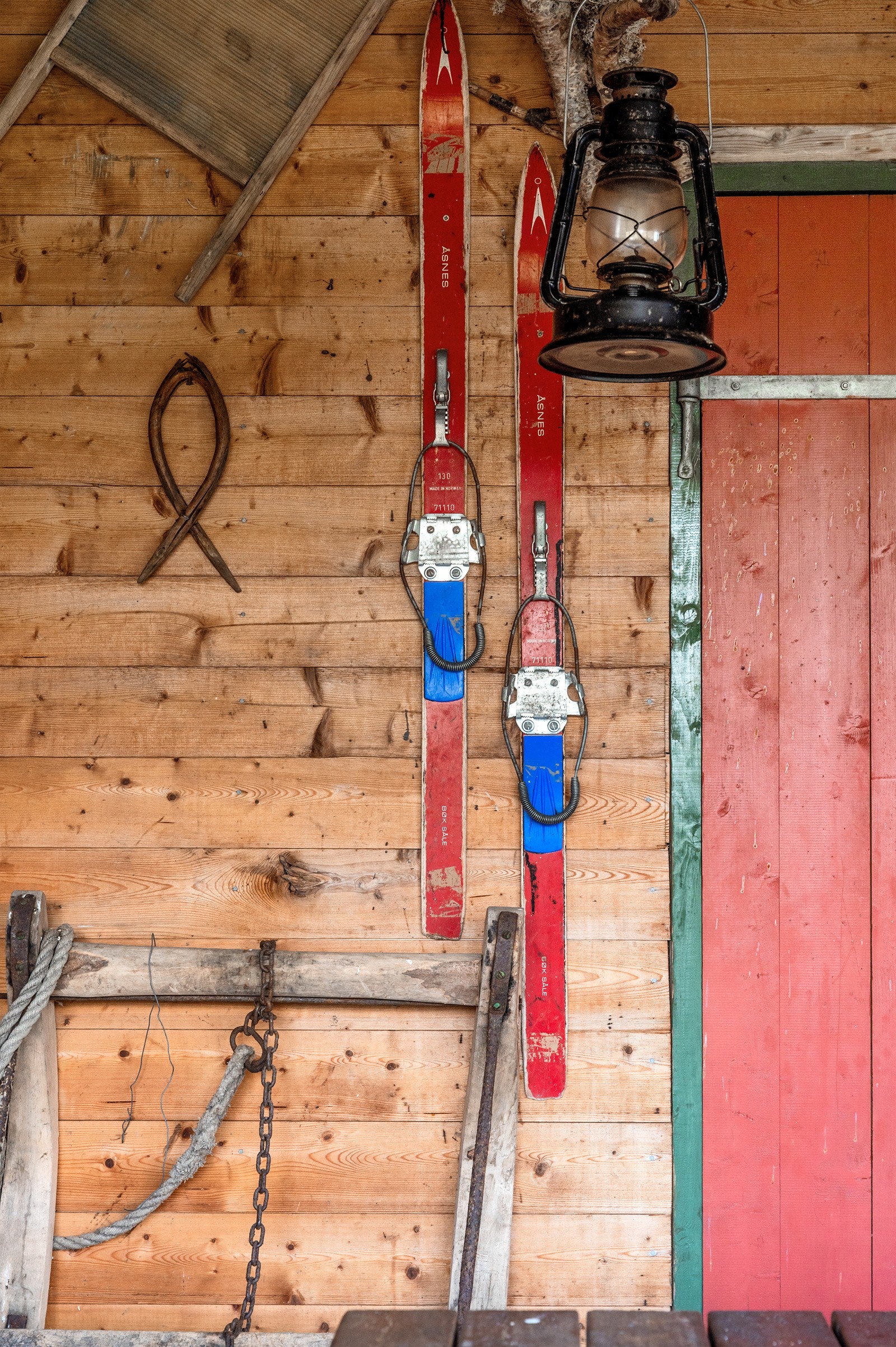 Hytten inneholder gang, bad, stue, kjøkken og tre soverom. Overbygget terrasse og utvendig bod. Galleribilde