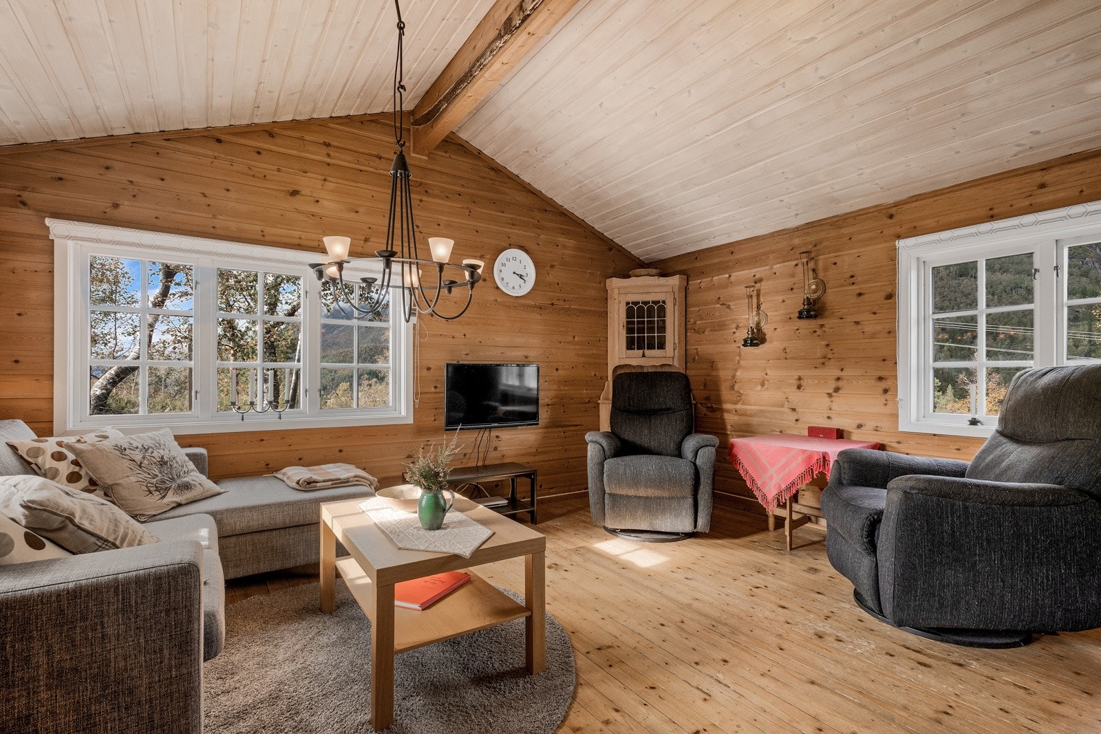 Stuen har god takhøyde og en romslig følelse, og utgjør et naturlig samlingspunkt. Galleribilde