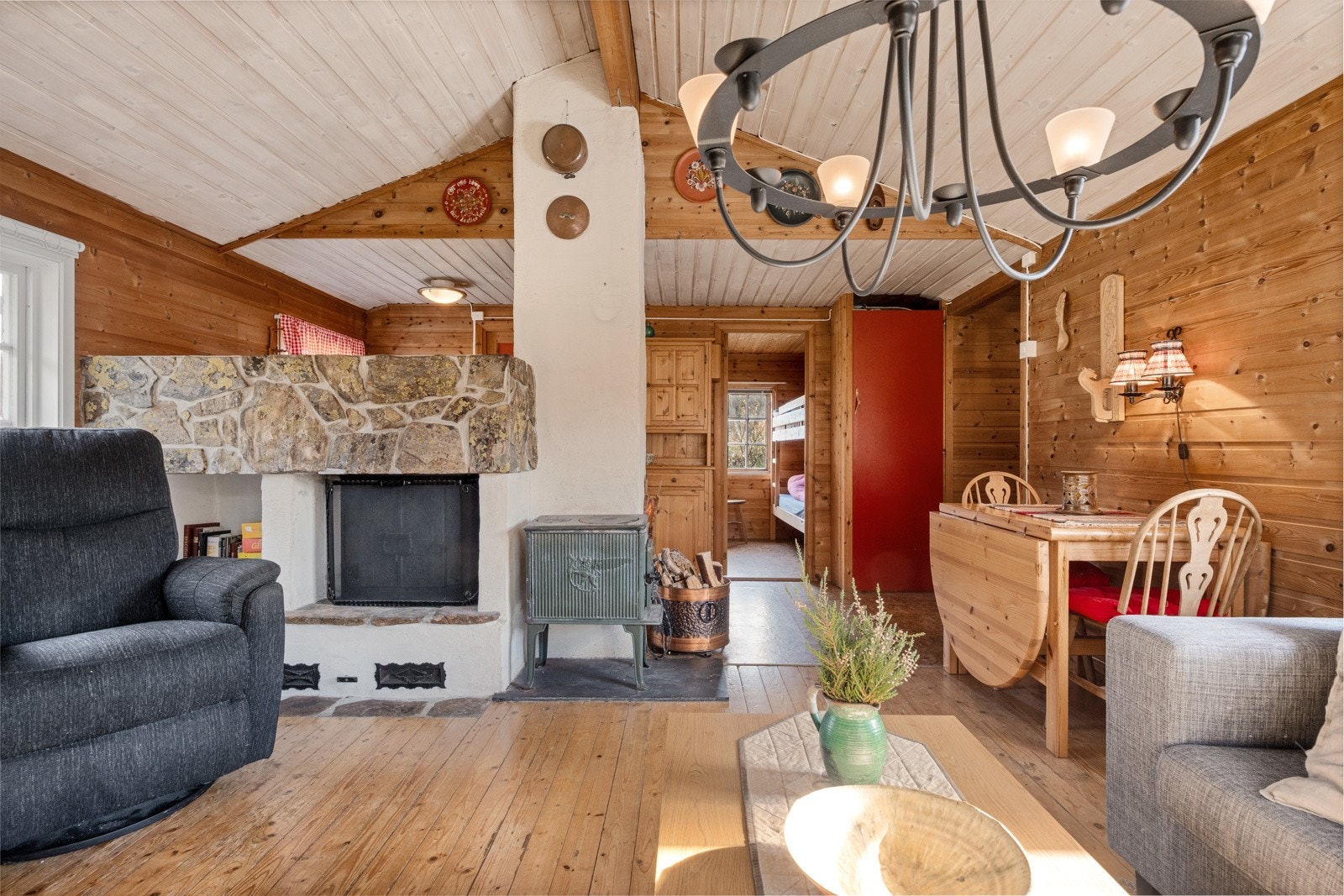 Stue har både vedovn og peis. Galleribilde