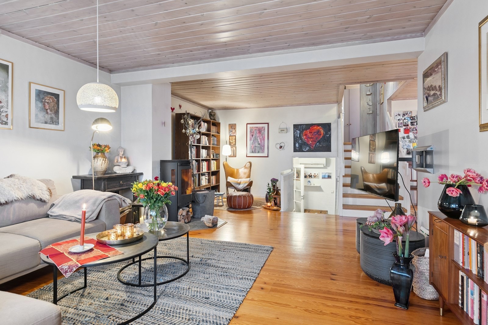 Stuen gir rom for kreativitet - her kan du skape din egen stil med spennende fargevalg og personlig innredning. Galleribilde