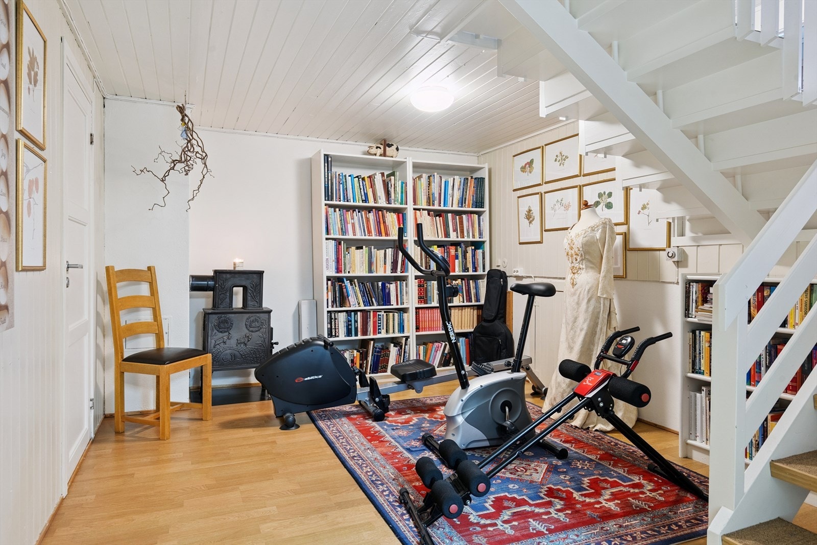 Treningsrom med karakter! Nyt treningsøkten foran den flotte vedovnen. Galleribilde