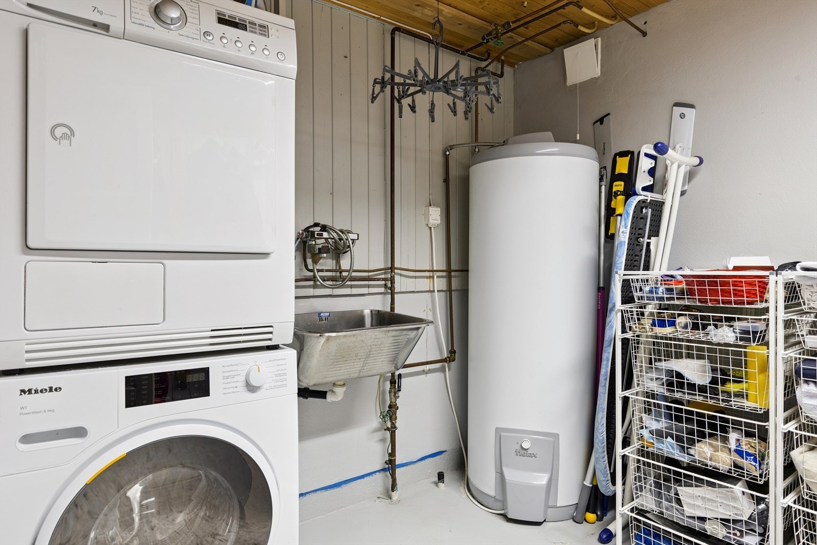 Vaskerom med stor 282 liters varmtvannstank. Galleribilde