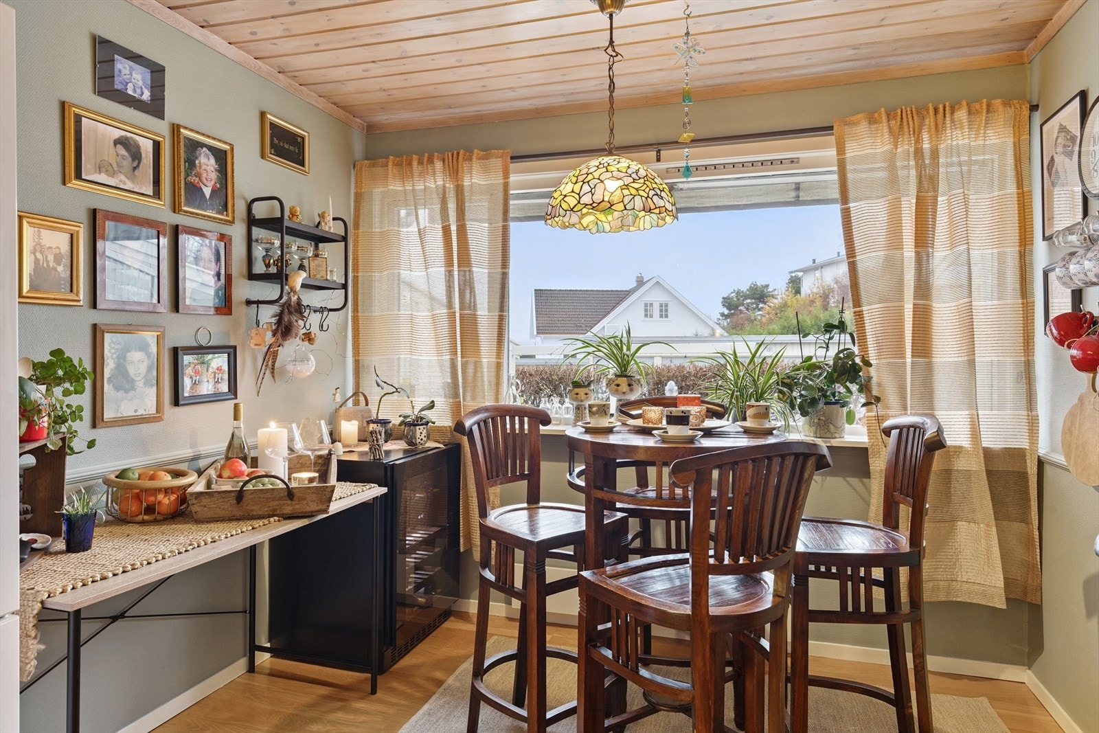 Kjøkkenet har også god plass til en hyggelig spisegruppe - perfekt for hverdagsmåltider og sosiale sammenkomster. Galleribilde