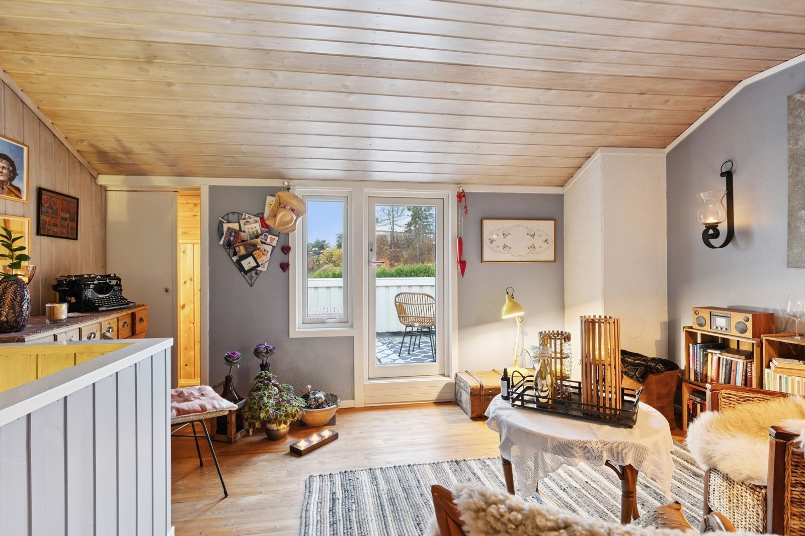 Fra stuen har du direkte tilgang til en inntrukket takterrasse - et lunt og privat sted, perfekt for en kaffekopp i solen. Galleribilde