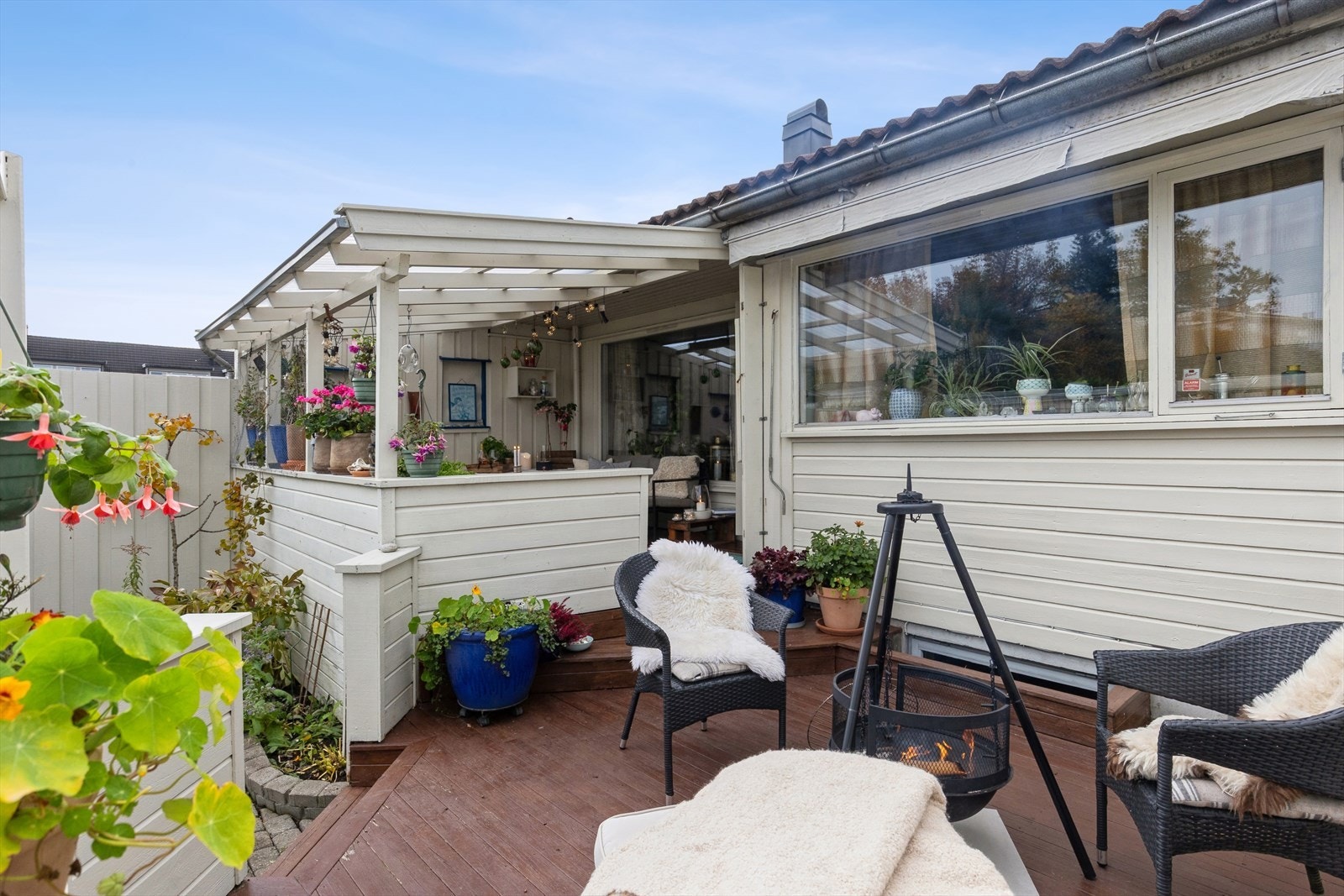 Romslig terrasse med god plass til hagemøbler - perfekt for avslapning, grilling og hyggelige stunder utendørs. Galleribilde