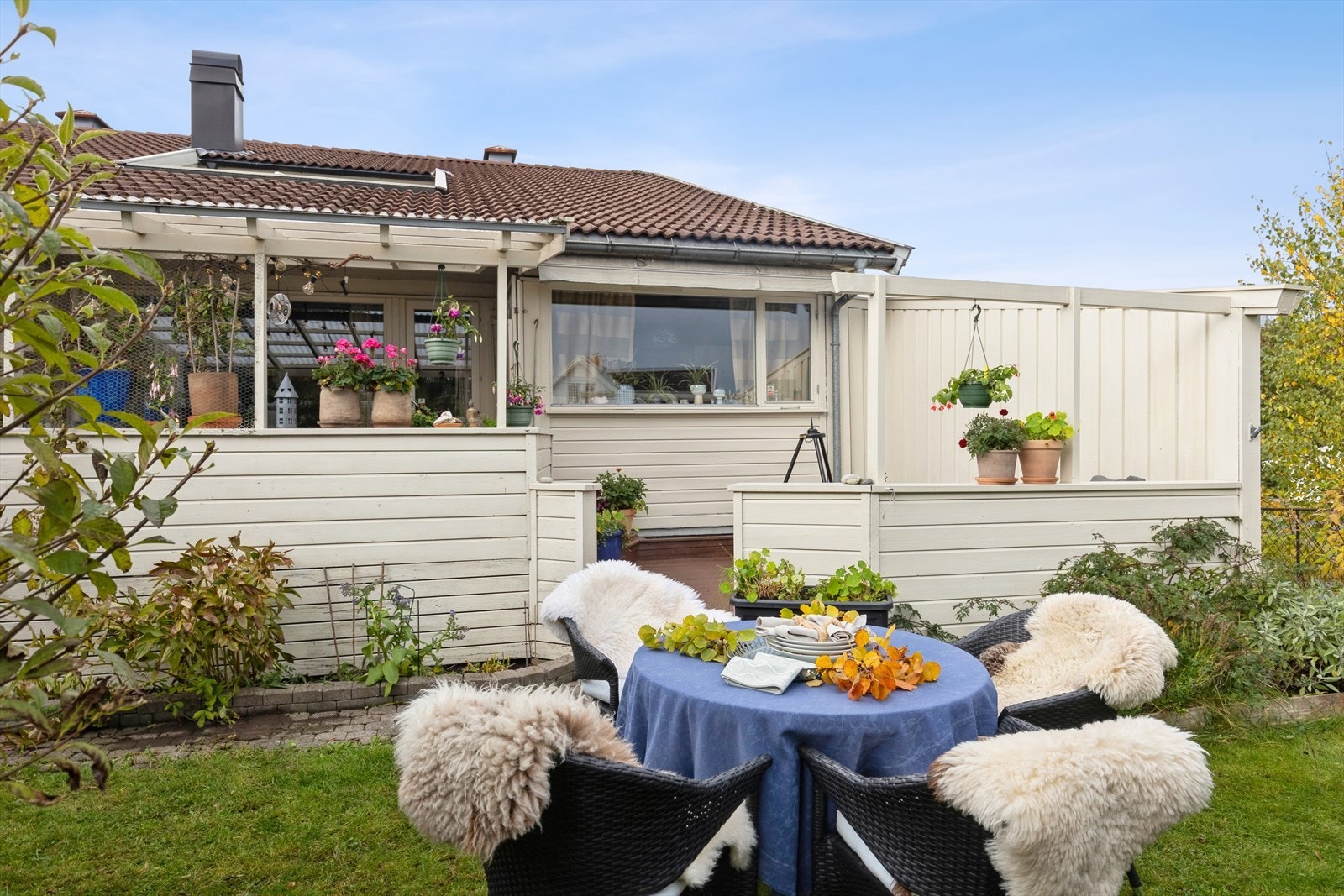 Her kan du virkelig nyte det gode hageliv - skjermet, grønt og med plass til både avslapning og aktiviteter. Galleribilde