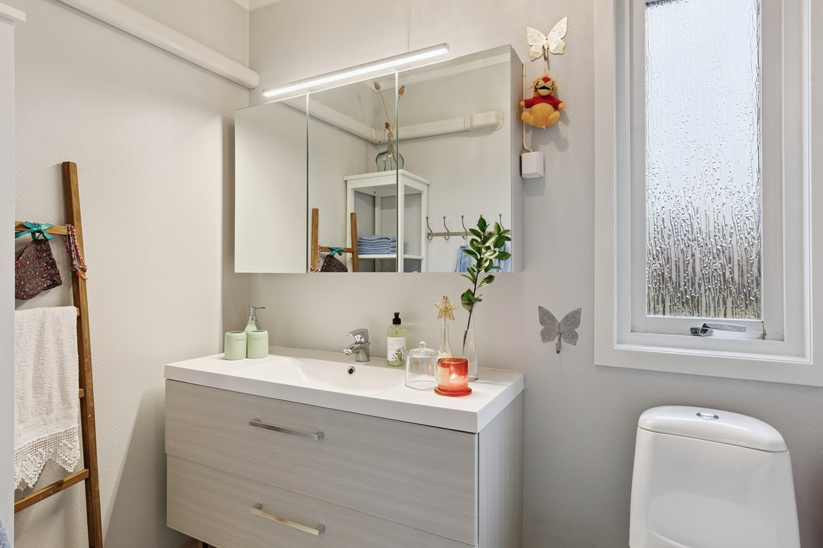 Praktisk toalettrom plassert rett ved entréen - perfekt for gjester og hverdagsbruk. Galleribilde