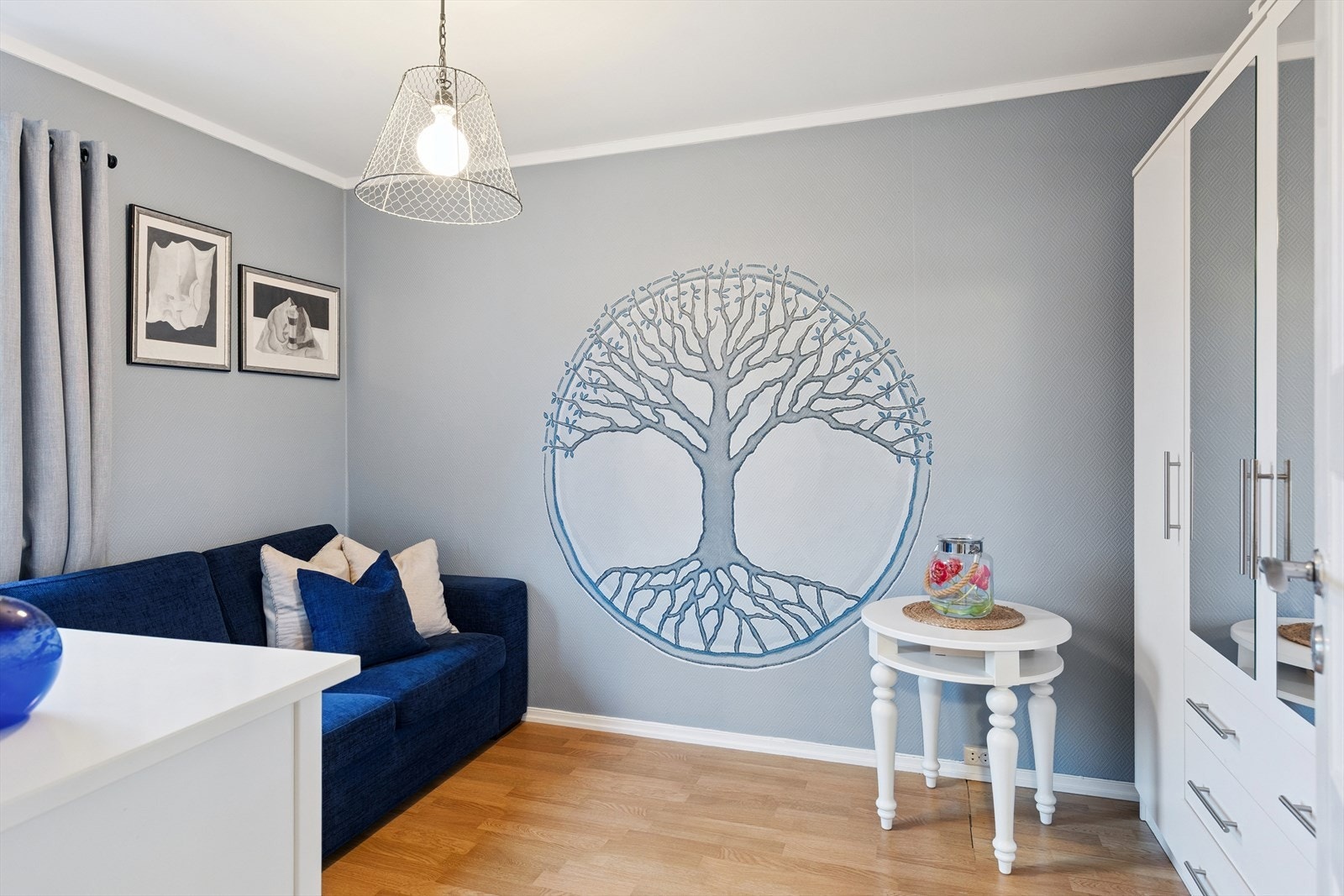 God plass til seng, nattbord og garderobeløsning - et rom som gir deg fleksibilitet og komfort. Galleribilde