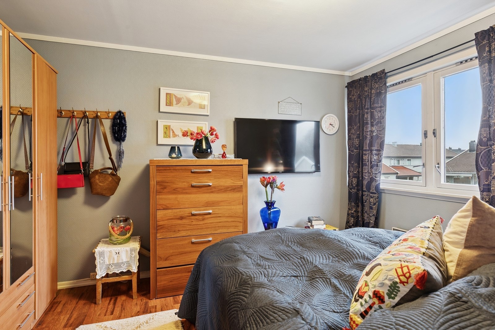 Soverom 2 med god plass til seng, nattbord og garderobeløsning - et rom som gir både komfort og fleksibilitet. Galleribilde