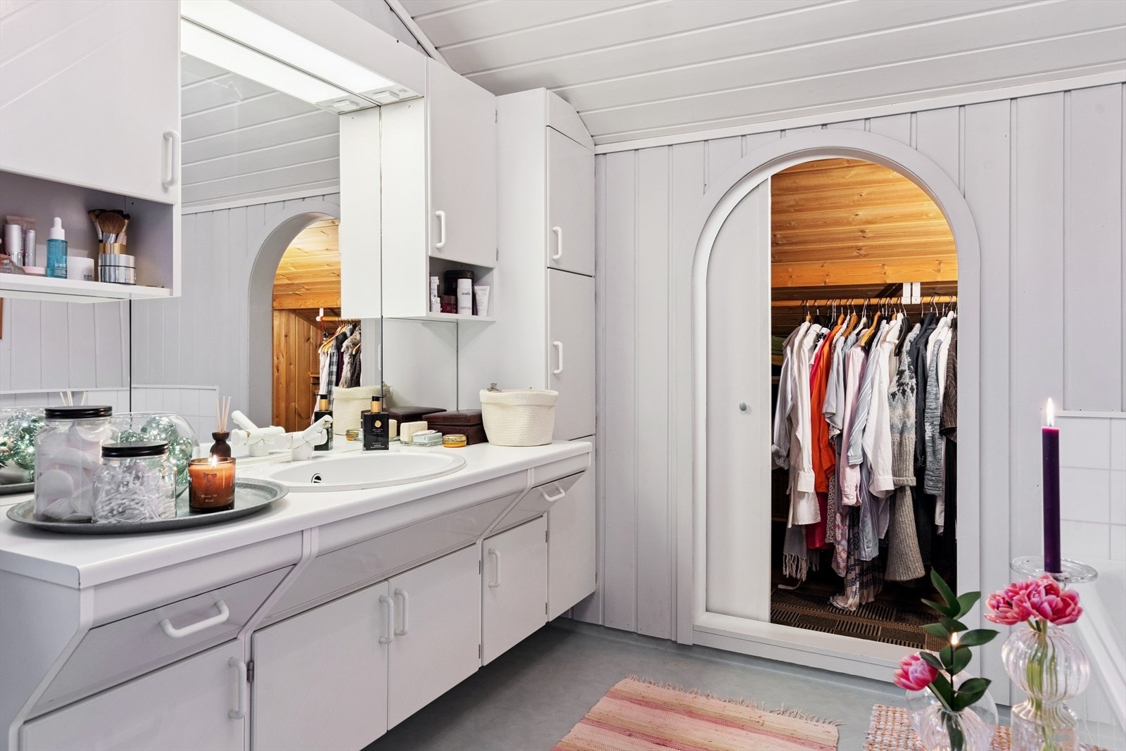 Oppe venter baderomsinnredning, dusjkabinett og badekar. Et rom som virkelig skiller seg ut! Galleribilde