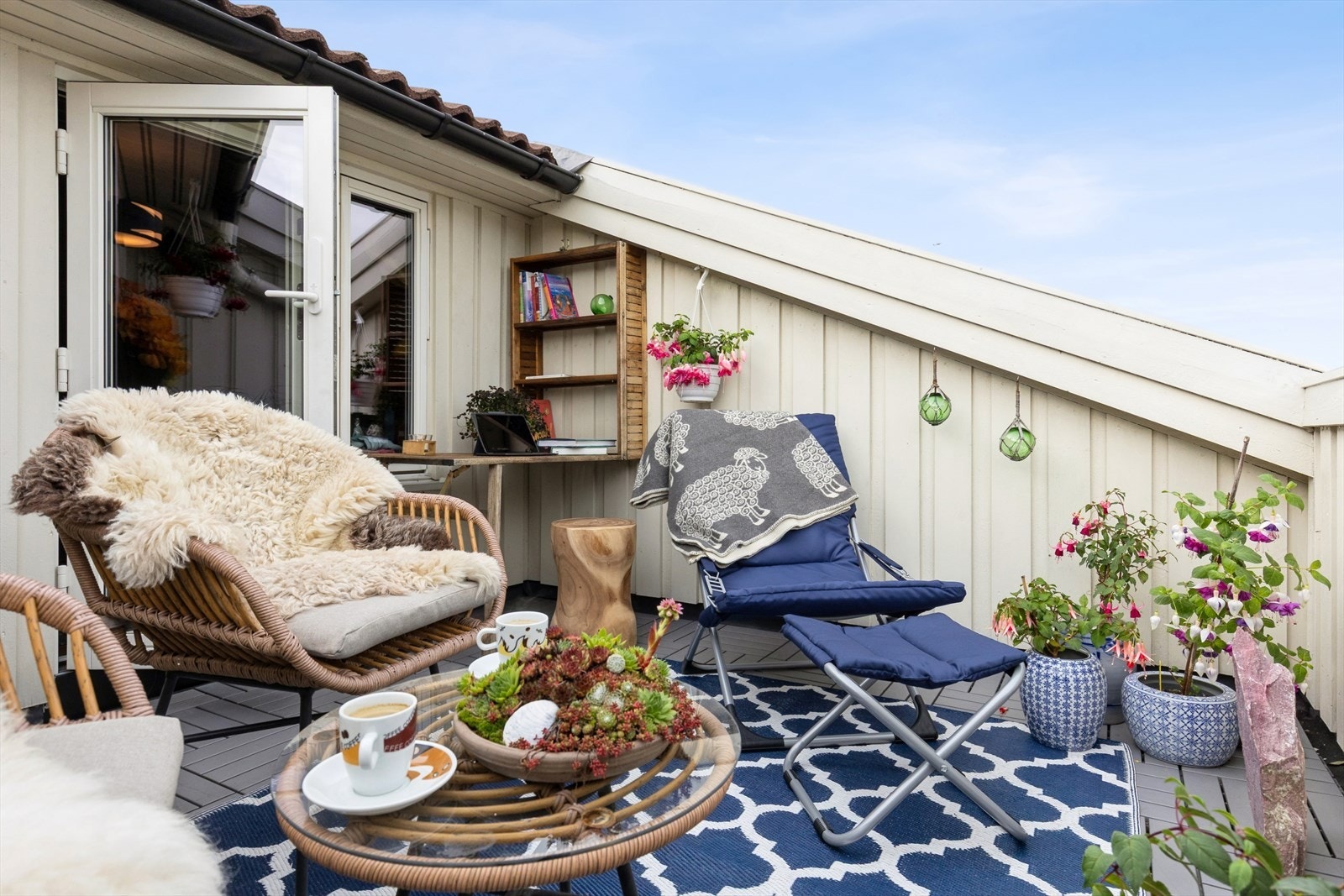 Terrassen kan enkelt innredes med bord og stoler - perfekt for hyggelige måltider og avslappende stunder utendørs. Galleribilde