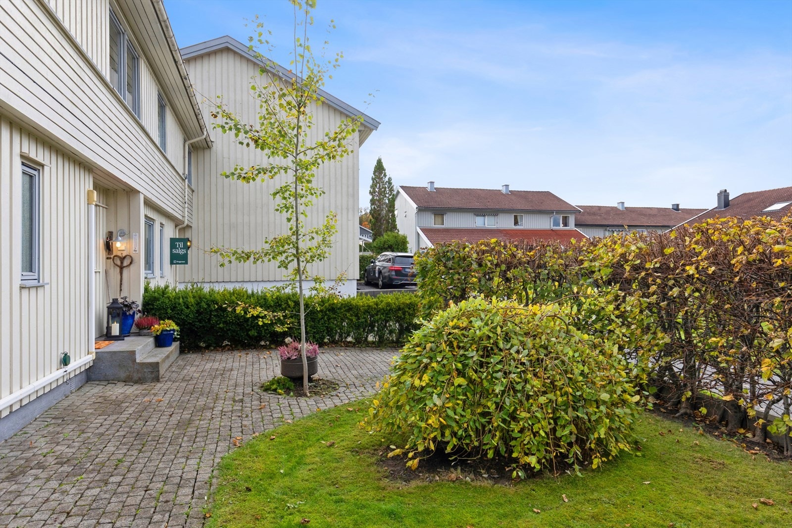 Pent opparbeidet tomt med et tiltalende inngangsparti som ønsker deg velkommen hjem - her får du et flott førsteinntrykk!. Galleribilde