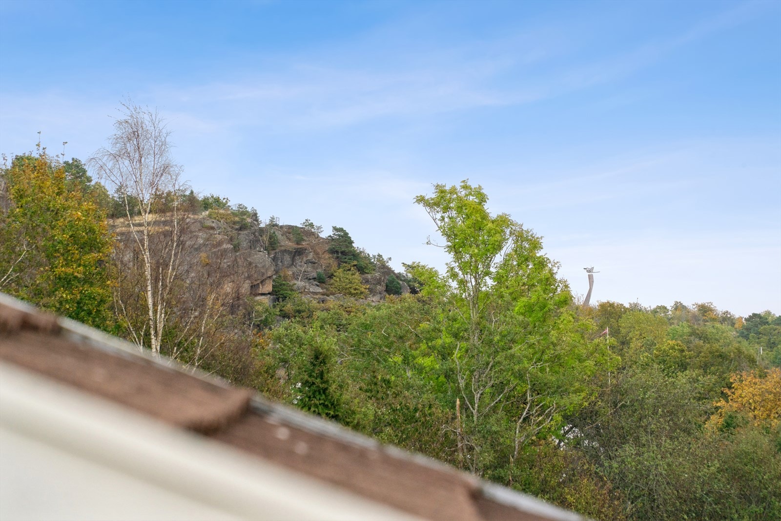 Fra terrassen har du utsikt mot Mokollen - grønne omgivelser som gir en rolig og skjermet atmosfære. Galleribilde