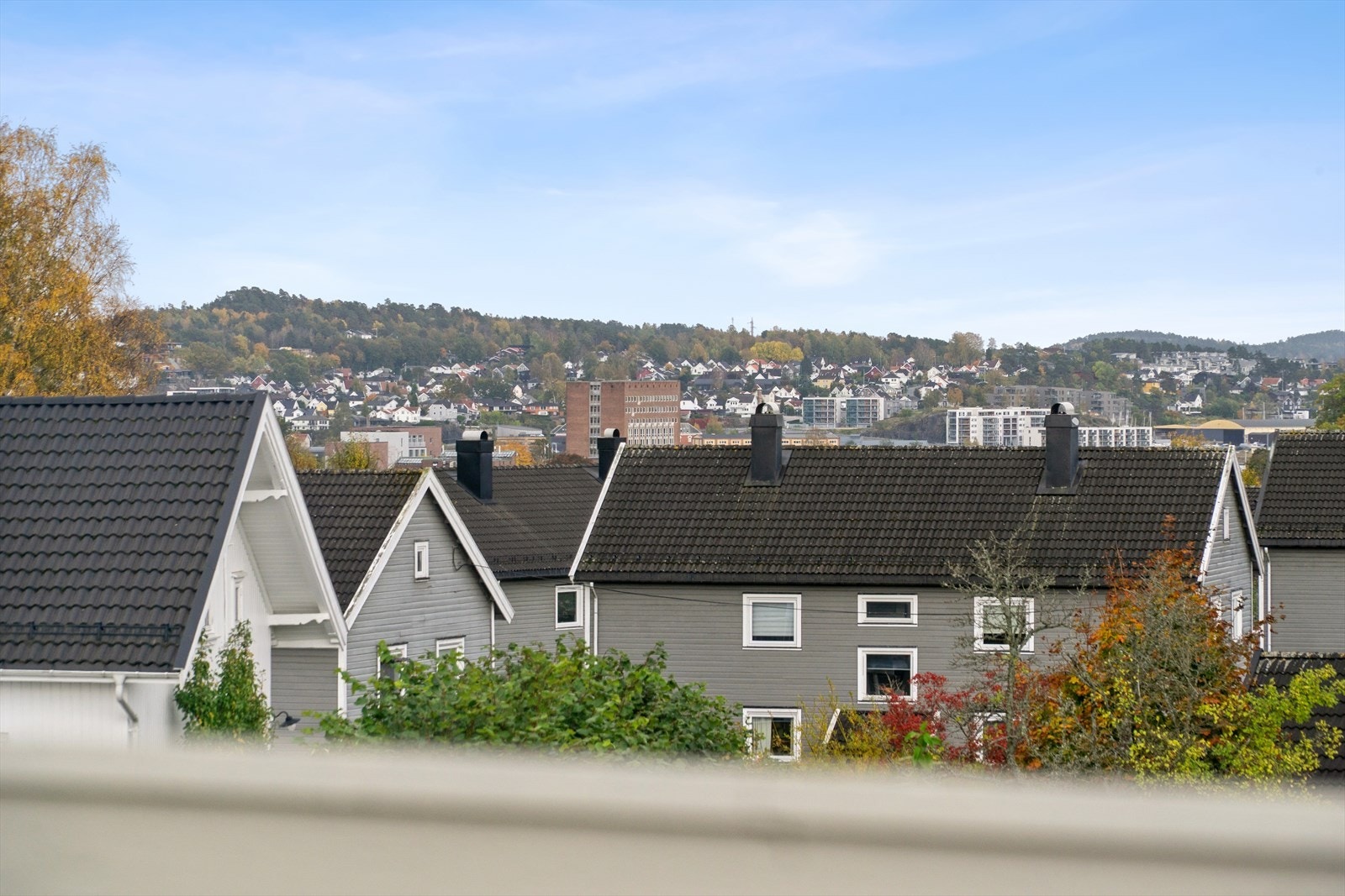 Fra terrassen har du flott utsikt ned mot byen - en perfekt kombinasjon av privatliv og nærhet til sentrum. Galleribilde