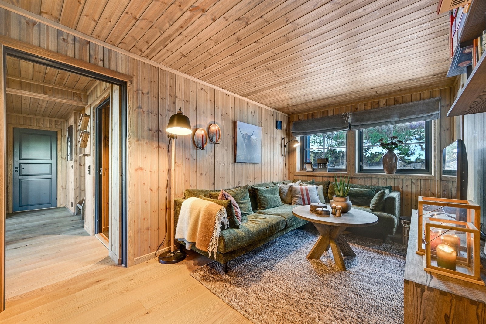 Tv-stue med hyggelig sofainnredning, perfekt å kunne dele av hytta i ulike soner - kan avstenges med skyvedør. Galleribilde