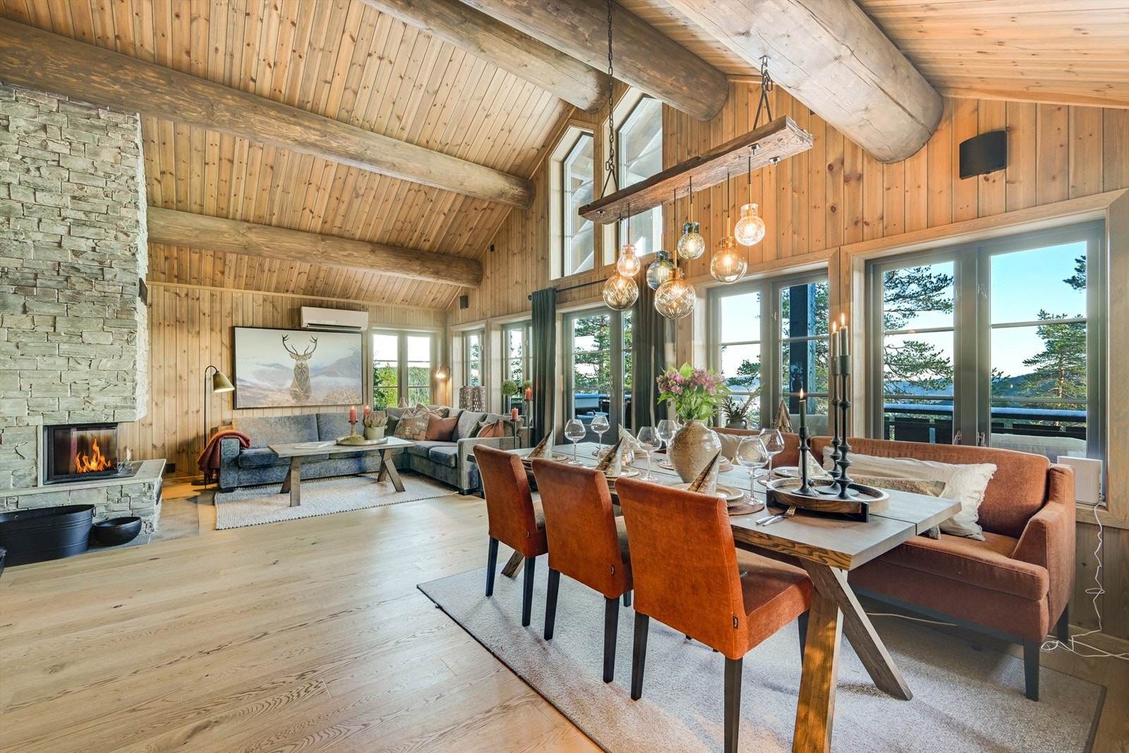 Det er god plass til en hyggelig spisegruppe plassert i tilknytning til stuen og kjøkkenet. Galleribilde