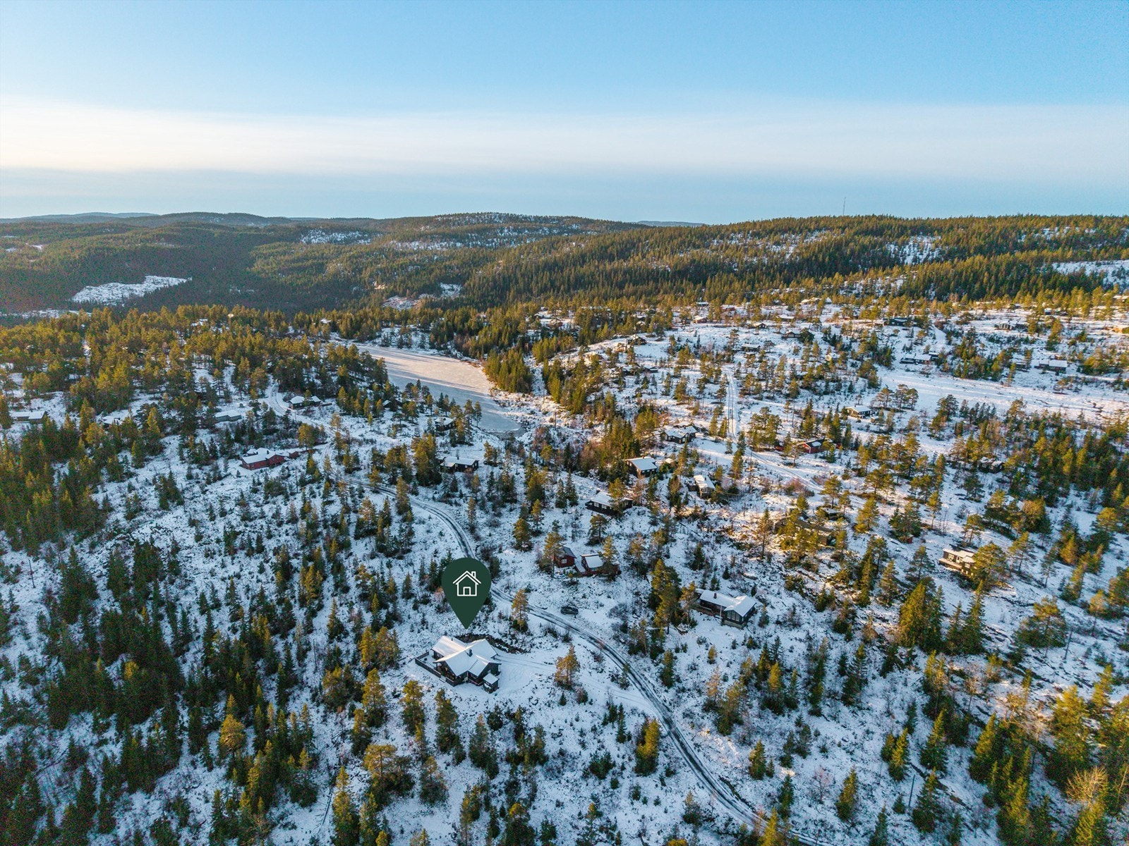 Områdebilde - kort vei til Igletjern med bademuligheter på sommeren og "skøytebane" på vinteren. Galleribilde