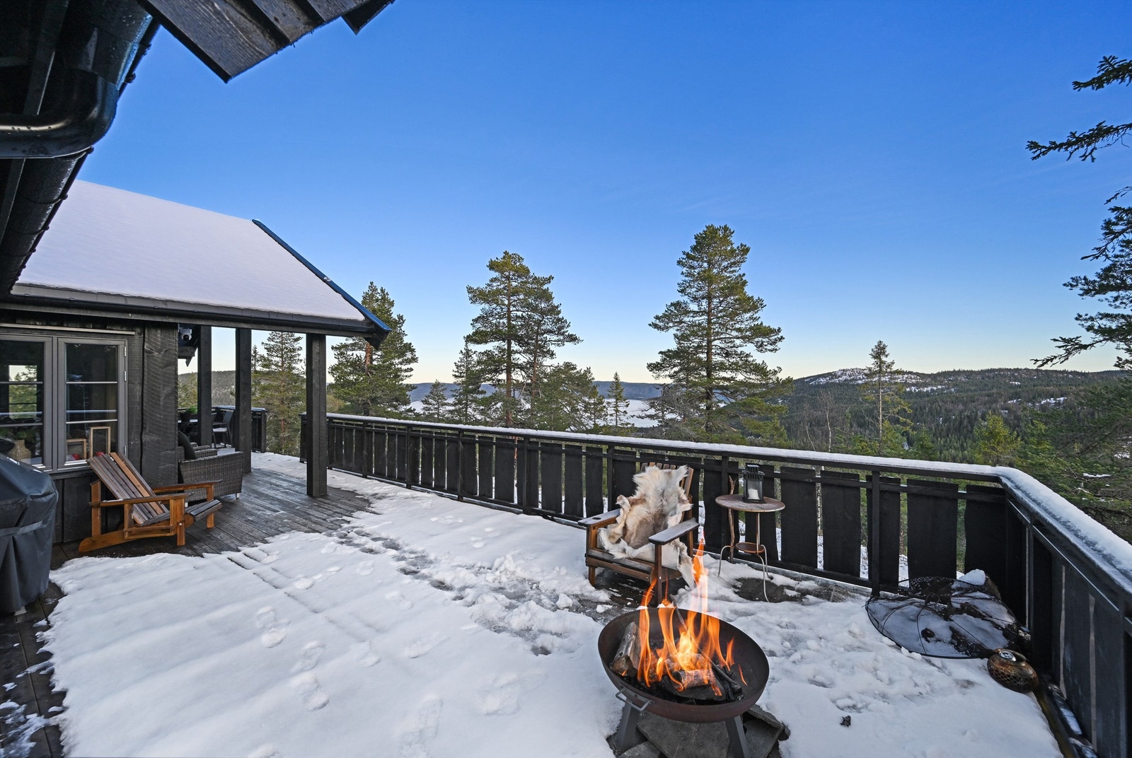 Romslig terrasse med flott utsikt - perfekt med god plass for hele familien. Galleribilde