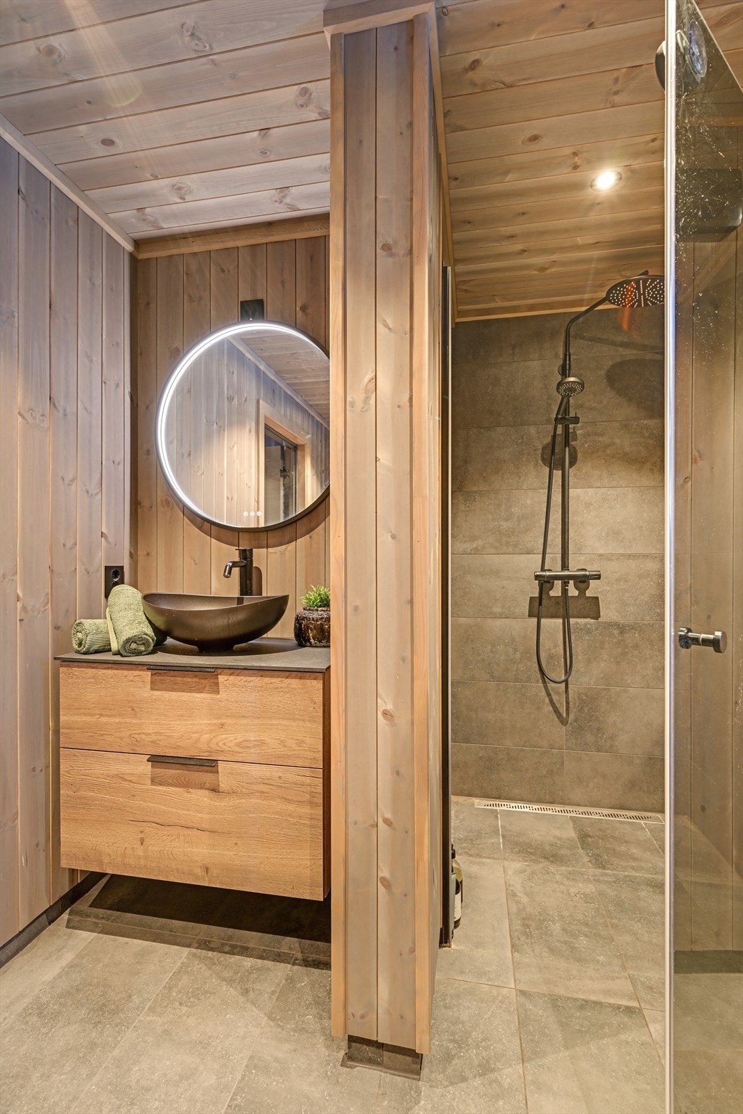 Fra badet har du adkomst til eget vaskerom med god plass til vaskemaskin og tørketrommel. Galleribilde