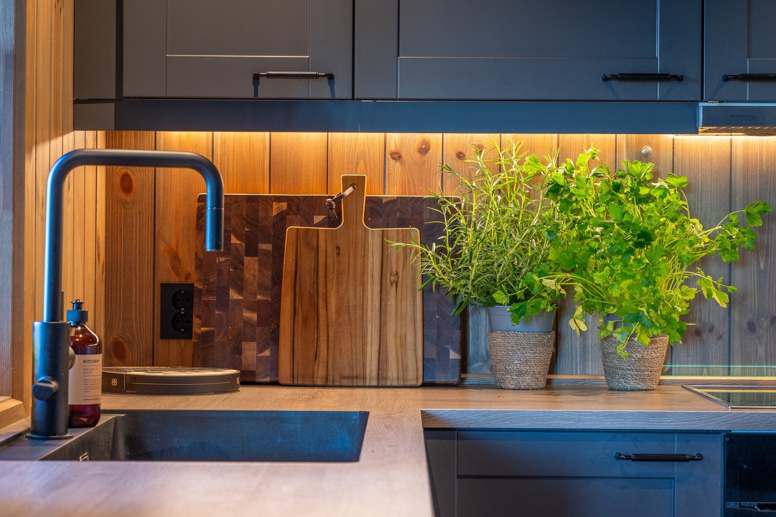 Velutstyrt kjøkken med Miele hvitevarer. Galleribilde