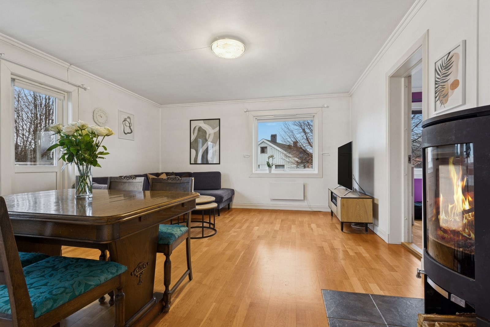 Lun stemning i stuen med fyr i peisovnen. Galleribilde