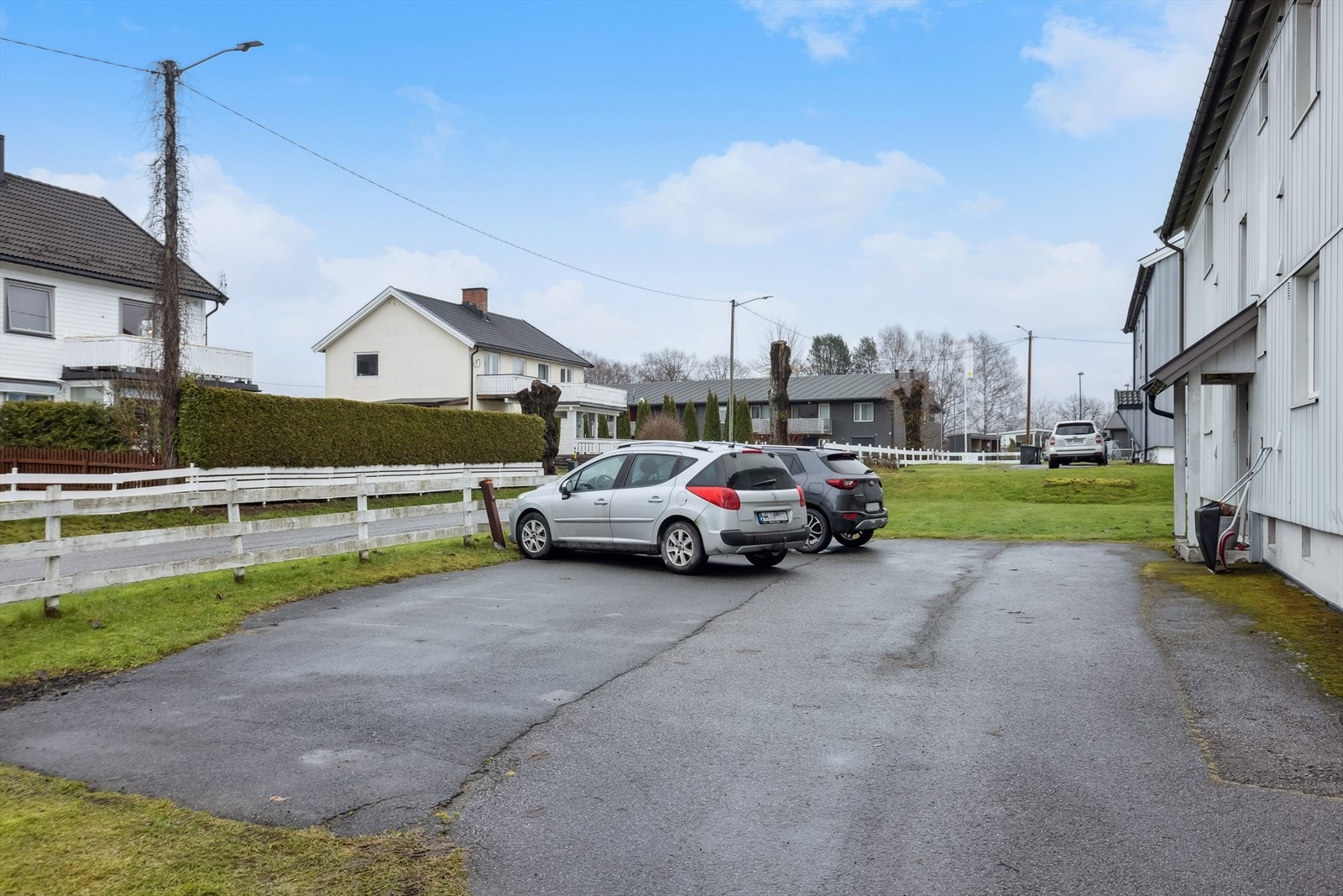 Biloppstillingsplasser for andelseierne rett utenfor bygget. Galleribilde