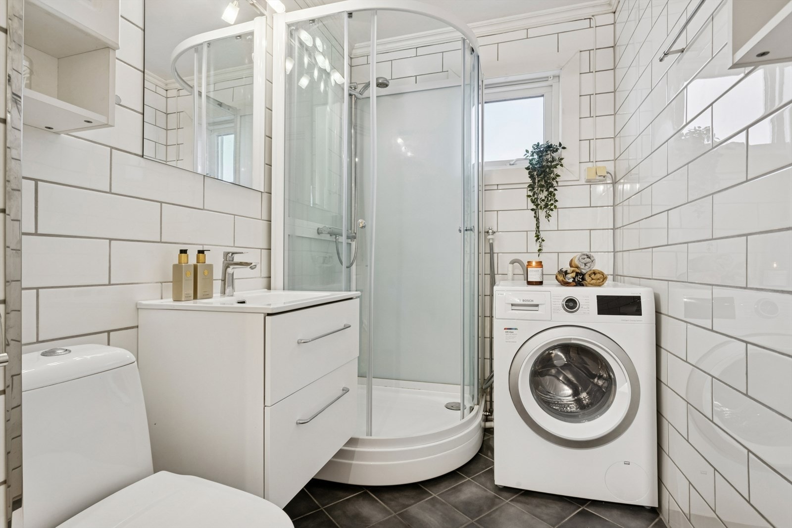 Flislagt bad/wc/vaskerom med elektrisk gulvvarme. Galleribilde