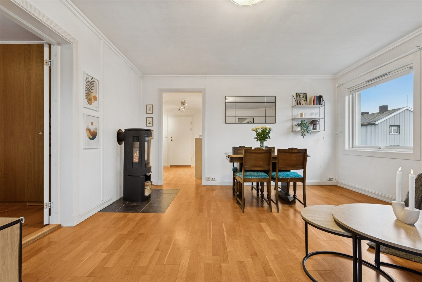 Lun og varm stue med effektiv peisovn. Galleribilde