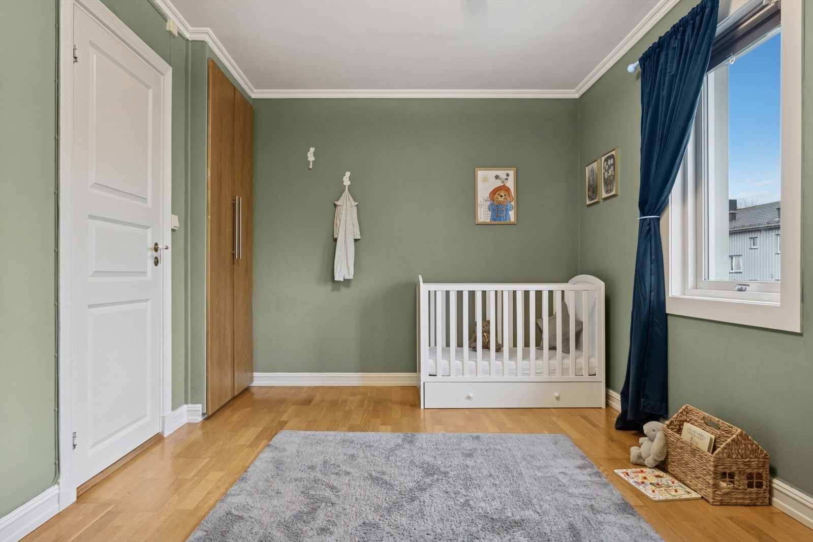 Soverommet har plassbygget garderobeskap. Galleribilde