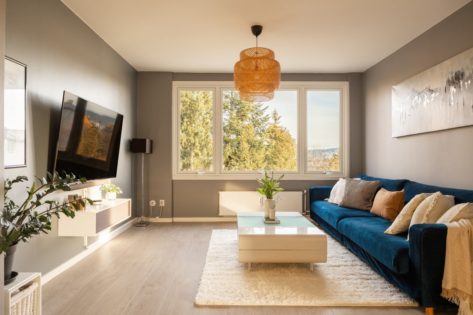 Det er god plass til stor sofagruppe, tv-seksjon og bord Galleribilde